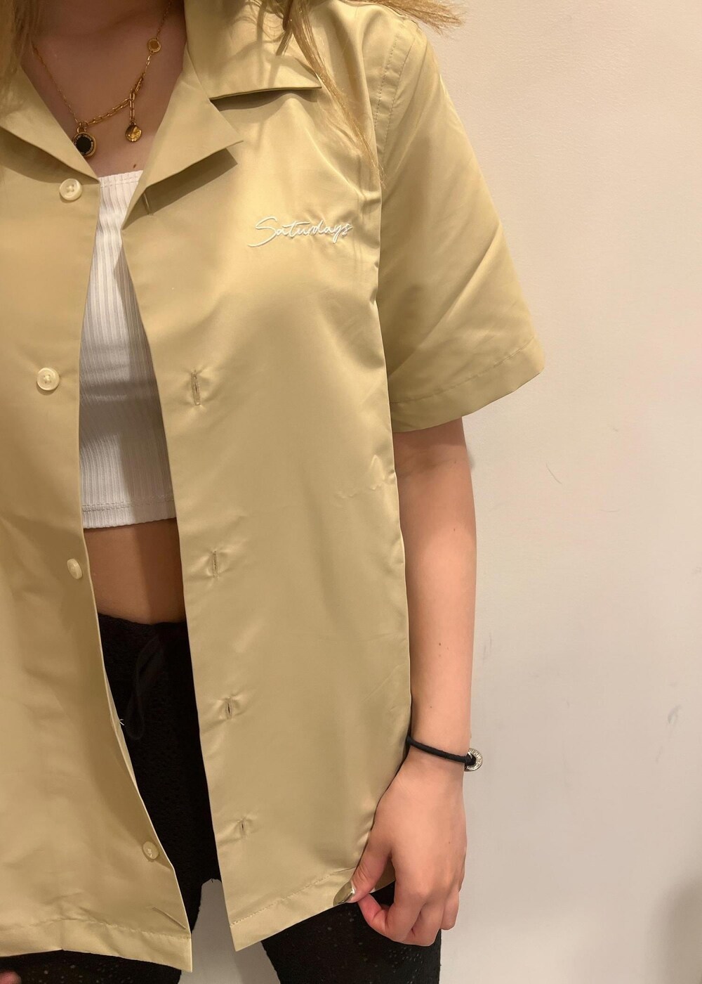 「メッシュパンツ、カラーシャツ、夏、summer、ベージュ、フレアパンツ、サンダル、Saturdays NYC」|「Saturdays NYCのIRIDESCENT CANTY SS SHIRT(シャツ/ブラウス、ホワイト系)」を使った、rayさん(レディース・164cm)の夏コーディネートの2枚目の写真