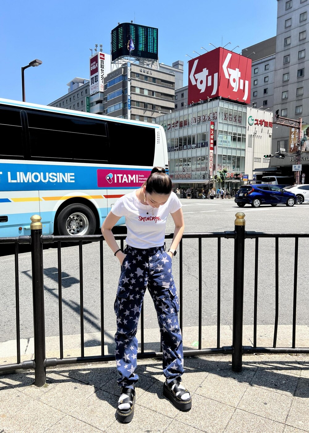 「Summer、夏、カーゴパンツ、ちびT、スター、星、Saturdays NYC」｜「Saturdays NYCのSignature Fitted Tee（Tシャツ/カットソー、ホワイト系）」を使った、rayさん（レディース・164cm）の夏コーディネートの2枚目の写真