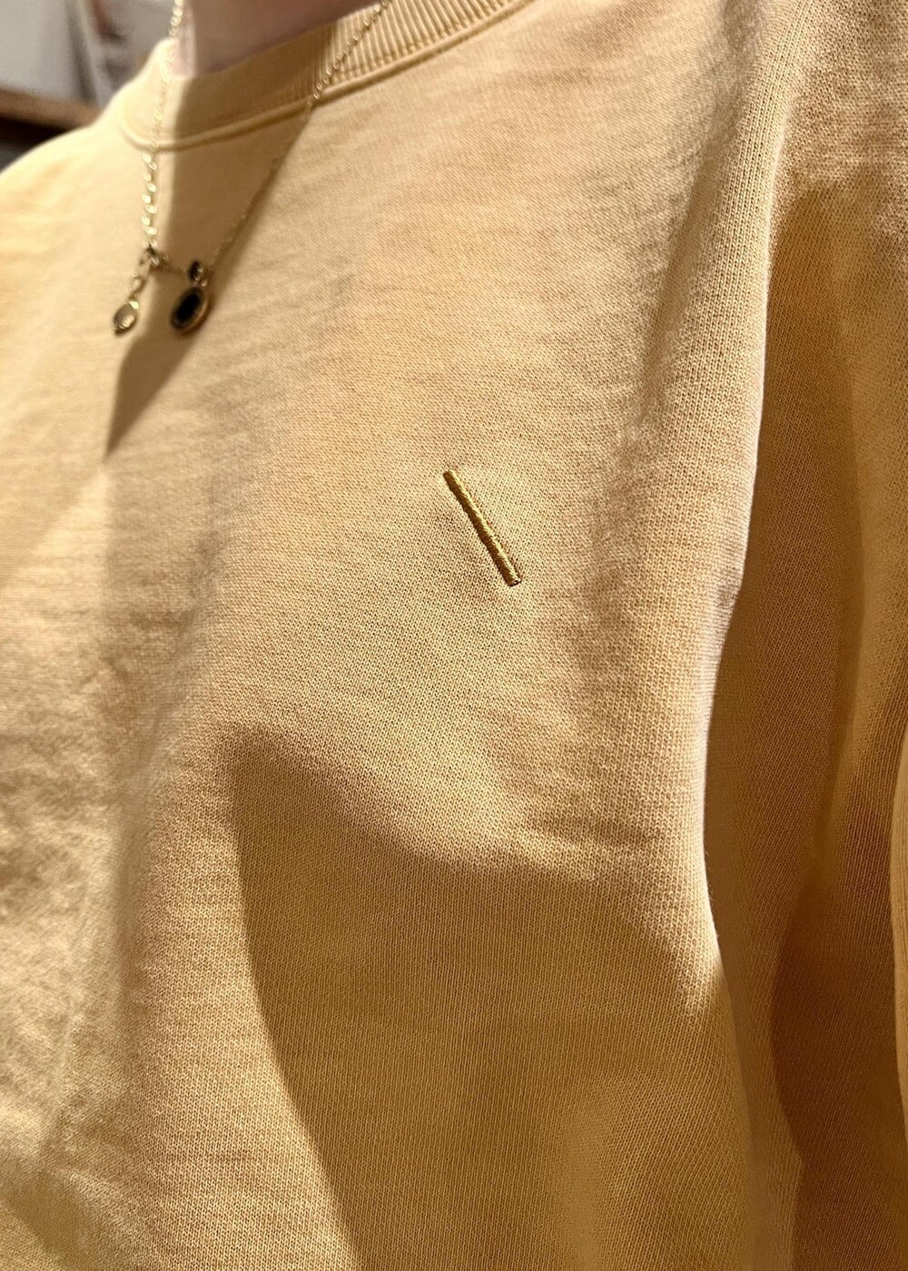 「スプリング、スウェット、ワークパンツ、イエロー、ブラウン、Saturdays NYC」｜「Saturdays NYCのPigment Dye Slash Sweat（スウェット、イエロー系）」を使った、rayさん（レディース・165cm）の冬コーディネートの4枚目の写真
