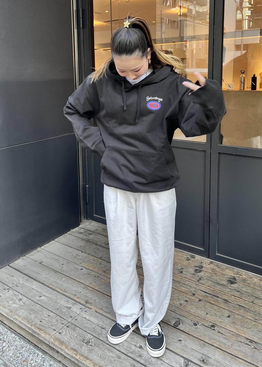 「Hoodie、スウェット、ストリート、バックプリント、コラボ、Saturdays NYC」｜「Saturdays NYCのKim Pinstripe Trouser（その他パンツ、ホワイト系）」を使った、rayさん（レディース・164cm）の冬コーディネートの2枚目の写真
