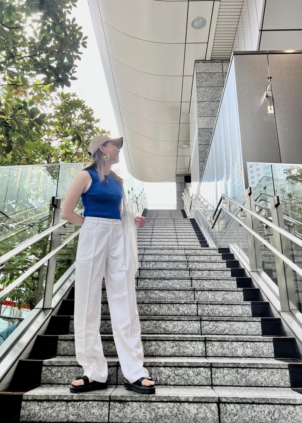 「Summer、夏、タンクトップ、かわちい、Saturdays NYC」|「Saturdays NYCのKim Pinstripe Trouser(その他パンツ、ホワイト系)」を使った、rayさん(レディース・164cm)の夏コーディネートの2枚目の写真