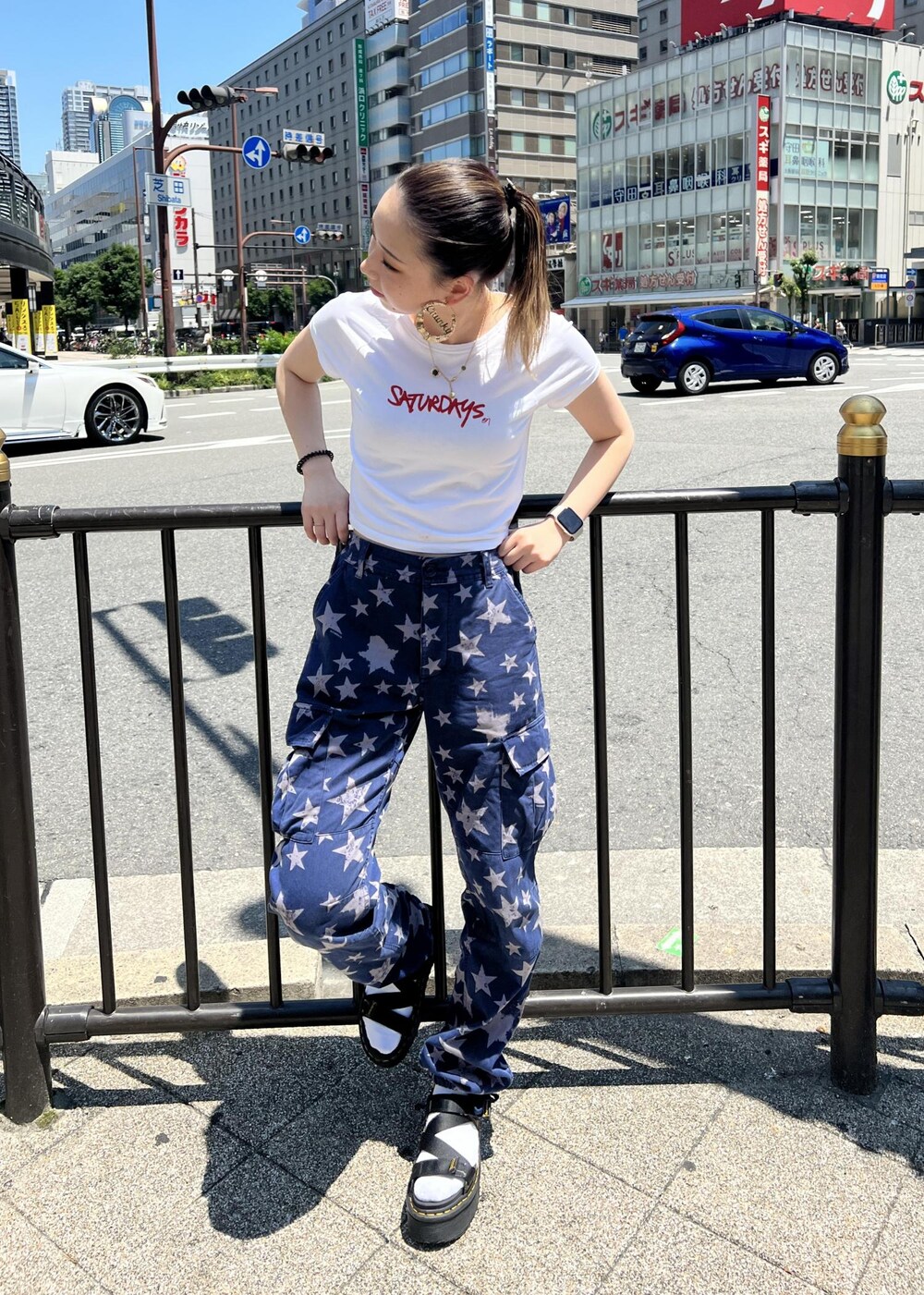 「Summer、夏、カーゴパンツ、ちびT、スター、星、Saturdays NYC」｜「Saturdays NYCのSignature Fitted Tee（Tシャツ/カットソー、ホワイト系）」を使った、rayさん（レディース・164cm）の夏コーディネートの3枚目の写真