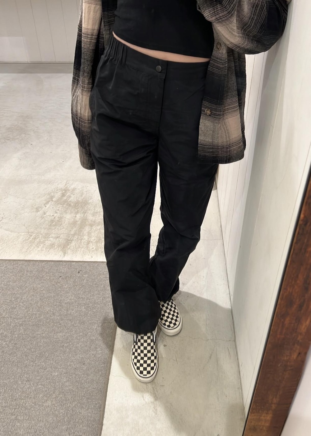 「秋、ナイロンパンツ、ジャガーパンツ、フラネイルシャツ、チェック柄、Saturdays NYC」｜「Saturdays NYCのDriessen Flannel Overshirt（シャツ/ブラウス、グレー系）」を使った、rayさん（レディース・164cm）の秋コーディネートの2枚目の写真