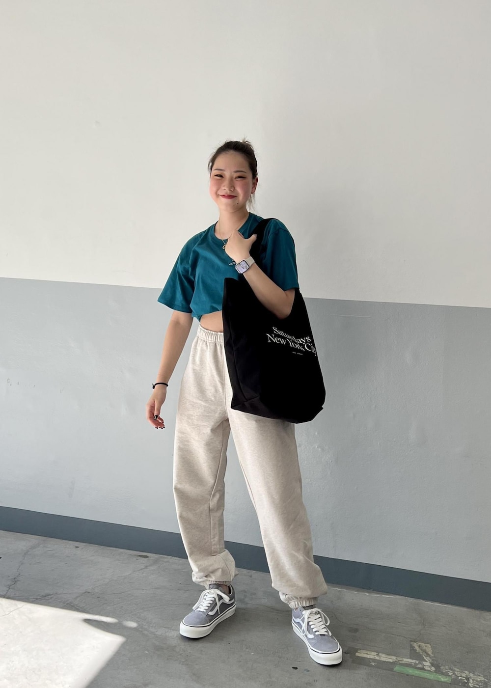 「夏、Summer、スウェット、ロゴ、ブルー、Tシャツ、半袖、グリーン、Saturdays NYC」｜「Saturdays NYCのMiller Standard Tote（トートバッグ、ブラック系）」を使った、rayさん（レディース・164cm）の夏コーディネートの3枚目の写真