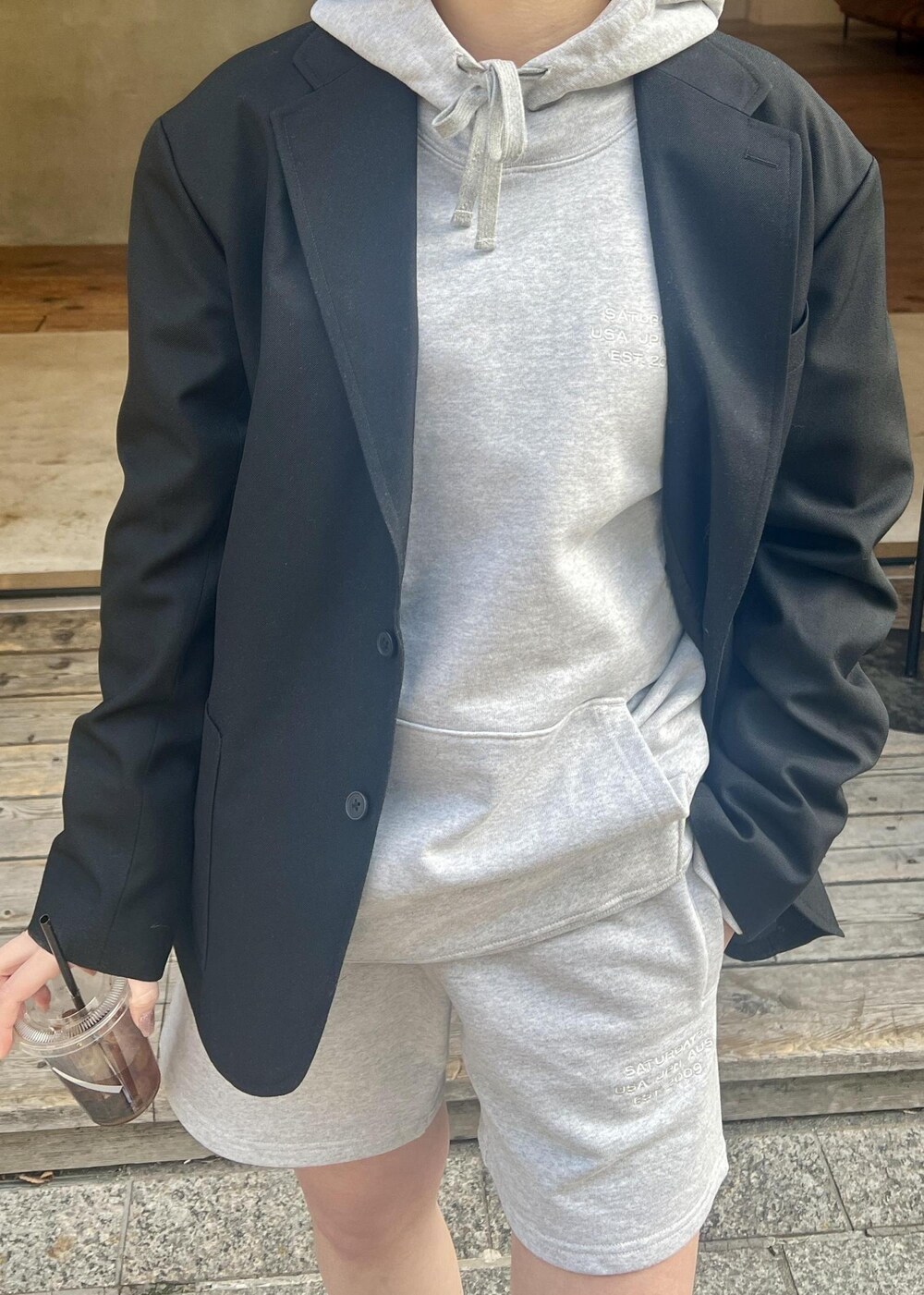 「スプリング、フーディー、スウェットパンツ、ハーフパンツ、セットアップ、Saturdays NYC」｜「Saturdays NYCのWool Tailored Jacket（テーラードジャケット、ブラック系）」を使った、rayさん（レディース・165cm）の冬コーディネートの3枚目の写真