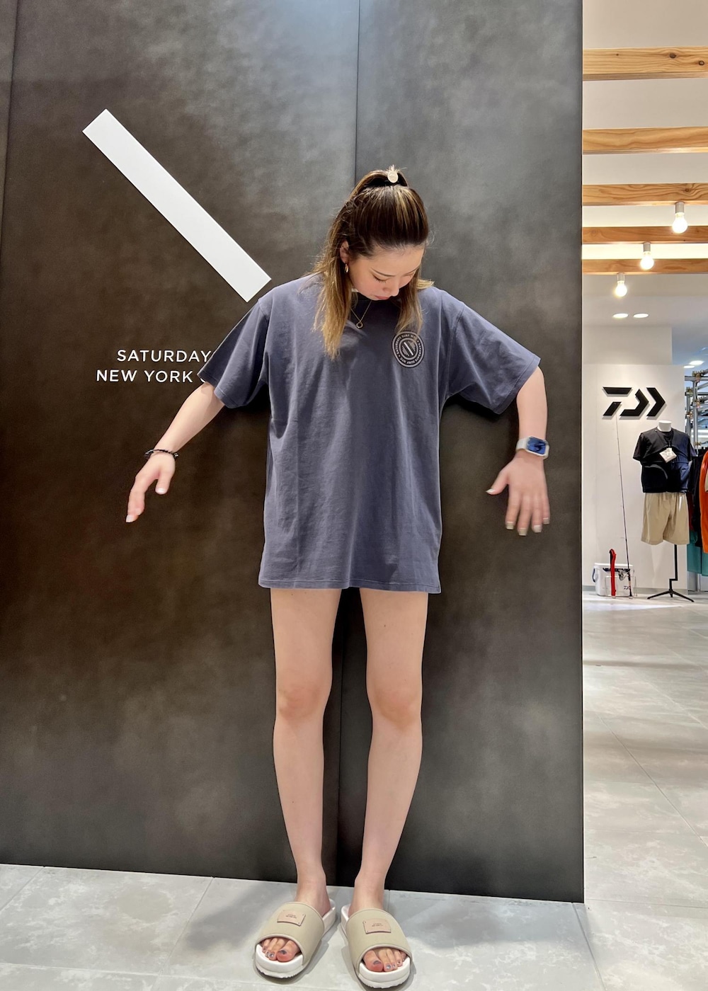 「オーバーサイズ、ロゴティー、Summer、夏、海、サンダル、Saturdays NYC」｜「Saturdays NYCのBanya Slide（サンダル、ベージュ系）」を使った、rayさん（レディース・164cm）の夏コーディネートの3枚目の写真
