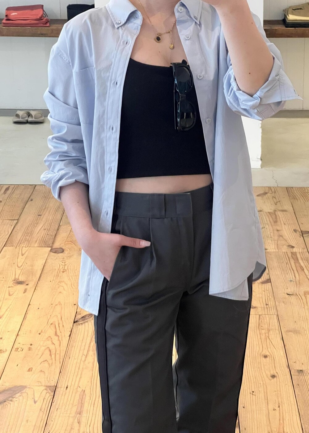 「Dickies、ワークパンツ、サイドテープ、シャツ、スプリング、春、Saturdays NYC」｜「Saturdays NYCのCrosby Twill Ls Shirt（シャツ/ブラウス、ブルー系）」を使った、rayさん（レディース・165cm）の春コーディネートの2枚目の写真