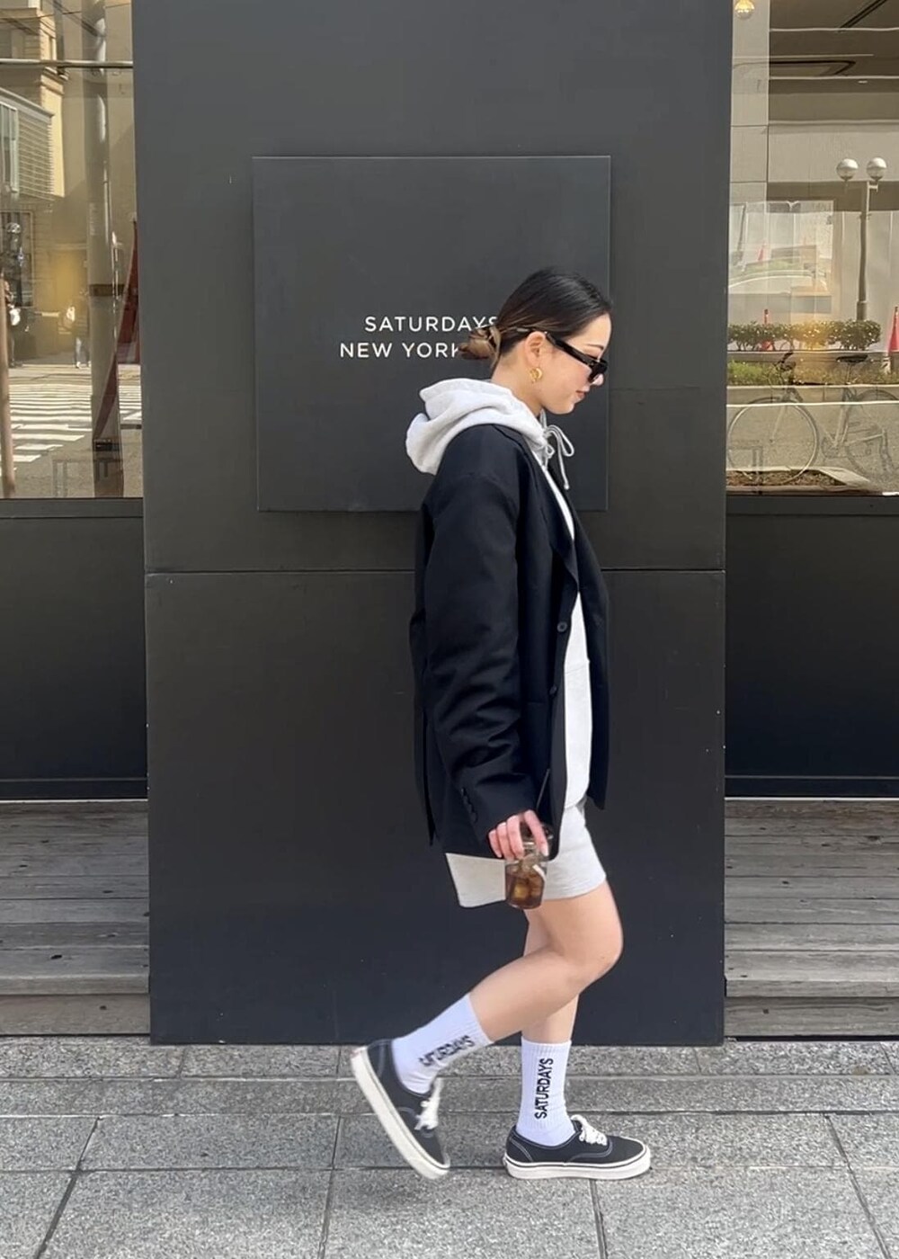 「スプリング、フーディー、スウェットパンツ、ハーフパンツ、セットアップ、Saturdays NYC」｜「Saturdays NYCのWool Tailored Jacket（テーラードジャケット、ブラック系）」を使った、rayさん（レディース・165cm）の冬コーディネートの2枚目の写真