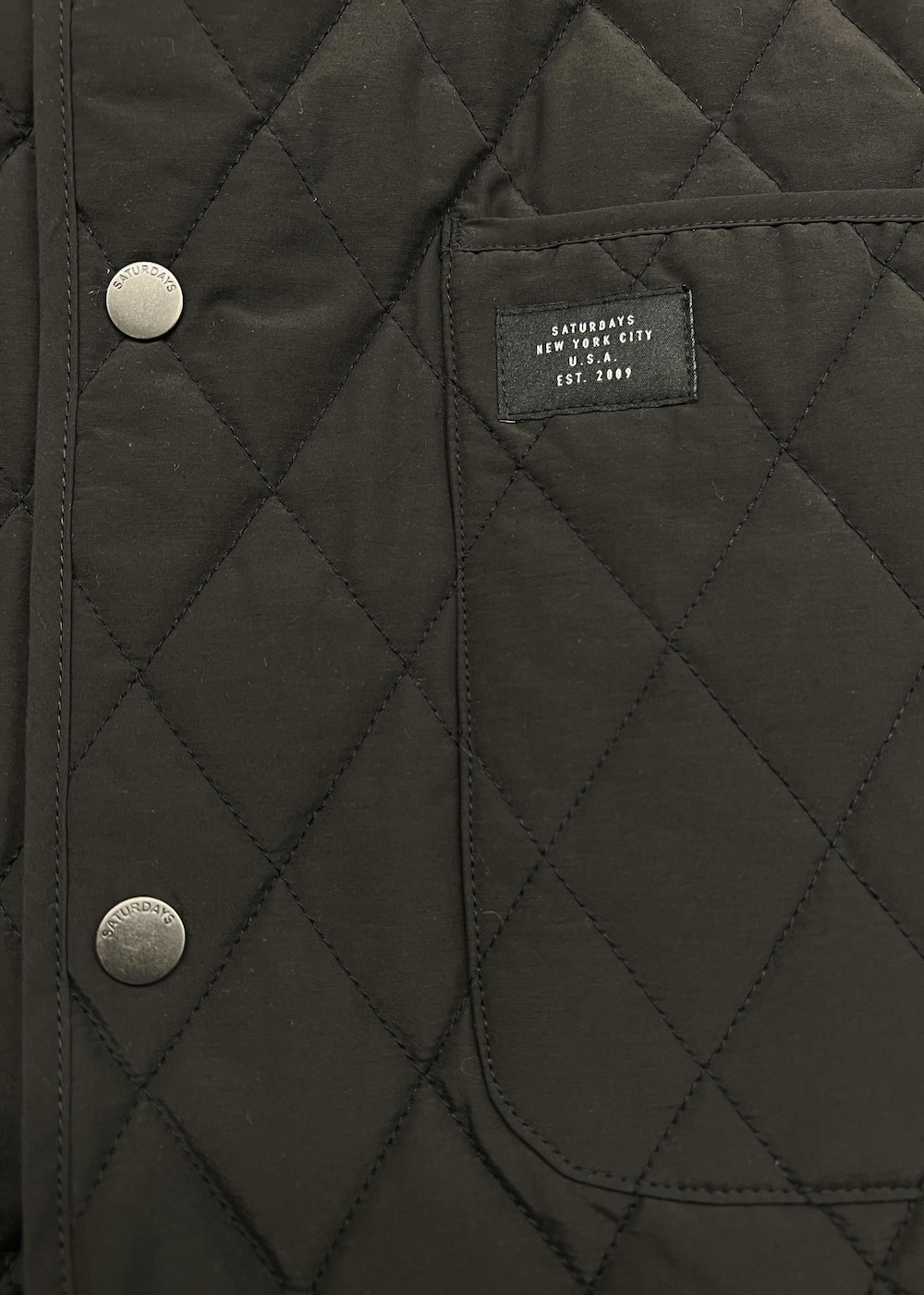 「スプリング、シャツ、キルティング、ハースパンツ、Saturdays NYC」｜「Saturdays NYCのFlores Lightweight Quilted Jacket（ダウンジャケット/コート、ブラック系）」を使った、rayさん（レディース・165cm）の冬コーディネートの2枚目の写真