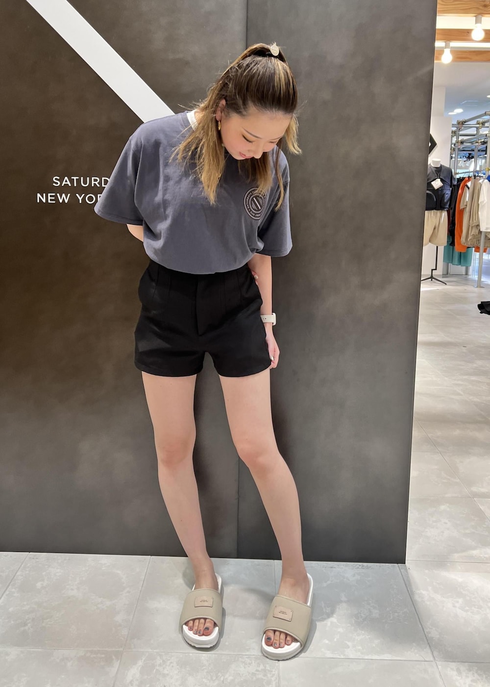 「オーバーサイズ、ロゴティー、Summer、夏、海、サンダル、Saturdays NYC」｜「Saturdays NYCのBanya Slide（サンダル、ベージュ系）」を使った、rayさん（レディース・164cm）の夏コーディネートの2枚目の写真