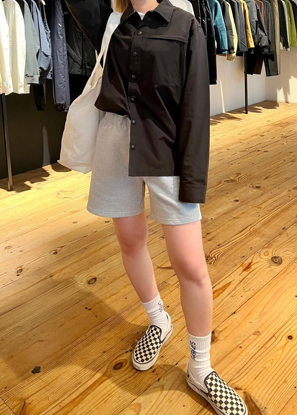 「春、シャツ、ショートパンツ、Saturdays NYC」｜「Saturdays NYCのMiller Standard Tote（トートバッグ、ホワイト系）」を使った、rayさん（レディース・164cm）の冬コーディネートの2枚目の写真