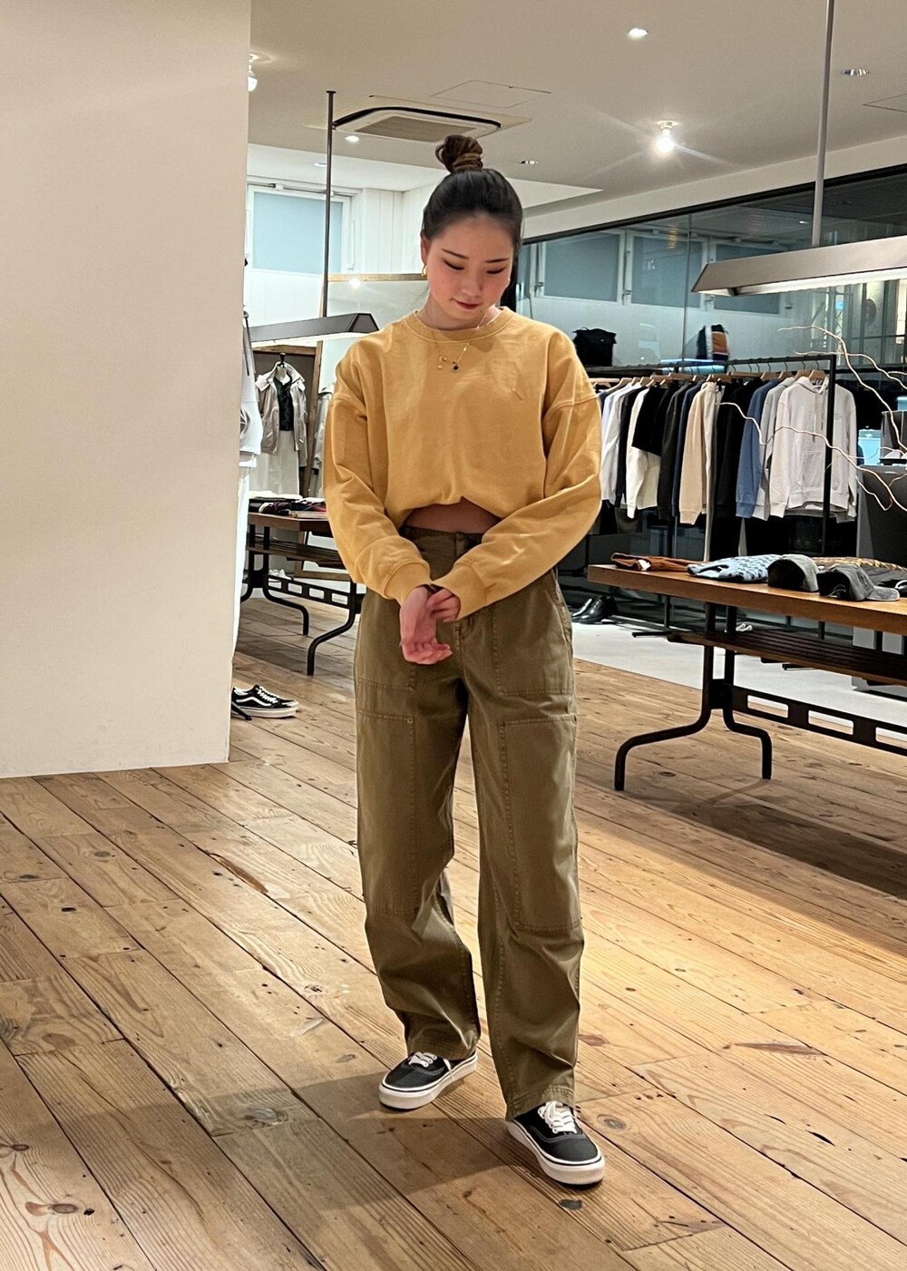 「スプリング、スウェット、ワークパンツ、イエロー、ブラウン、Saturdays NYC」｜「Saturdays NYCのPigment Dye Slash Sweat（スウェット、イエロー系）」を使った、rayさん（レディース・165cm）の冬コーディネートの2枚目の写真