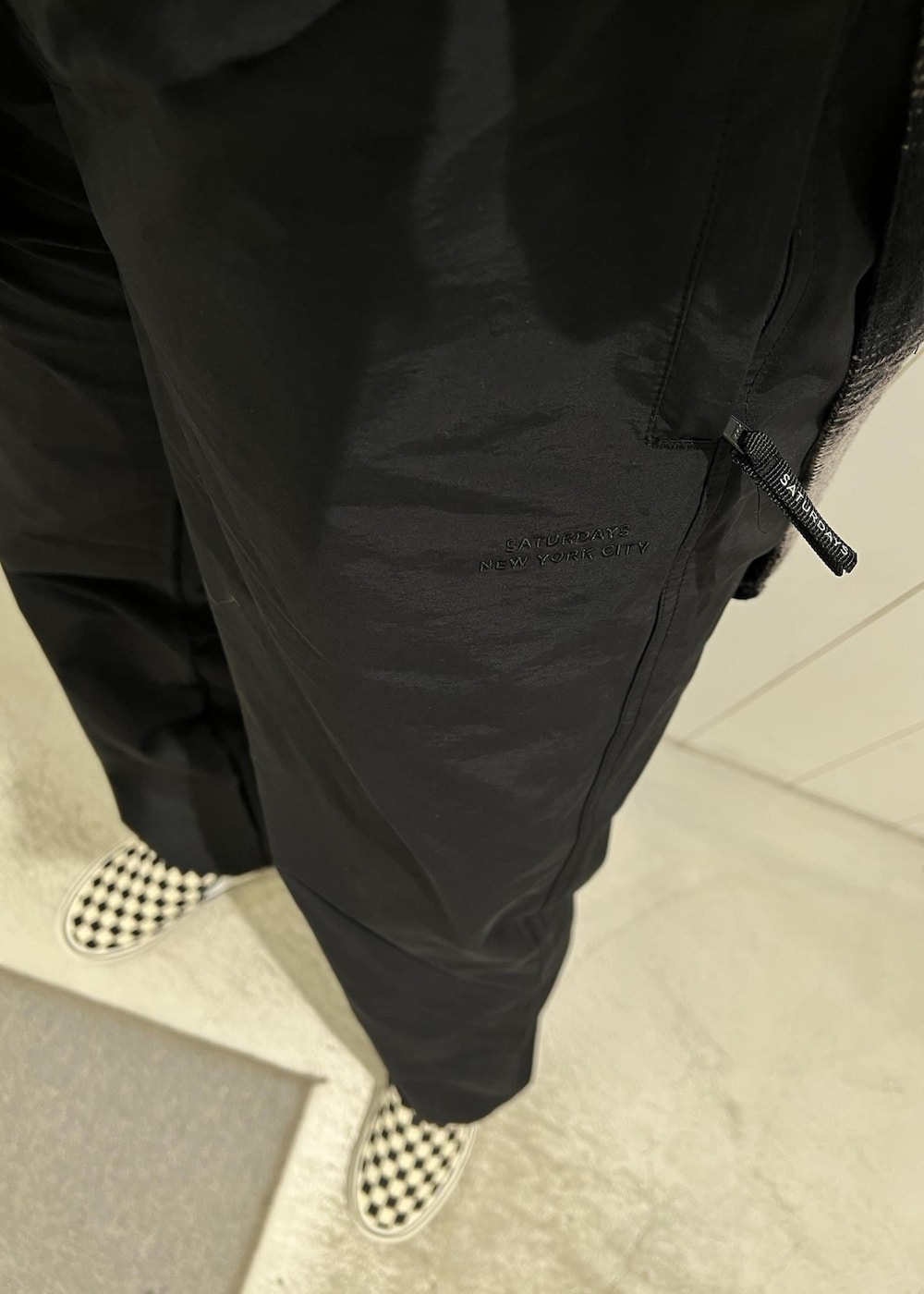 「秋、ナイロンパンツ、ジャガーパンツ、フラネイルシャツ、チェック柄、Saturdays NYC」｜「Saturdays NYCのDriessen Flannel Overshirt（シャツ/ブラウス、グレー系）」を使った、rayさん（レディース・164cm）の秋コーディネートの3枚目の写真