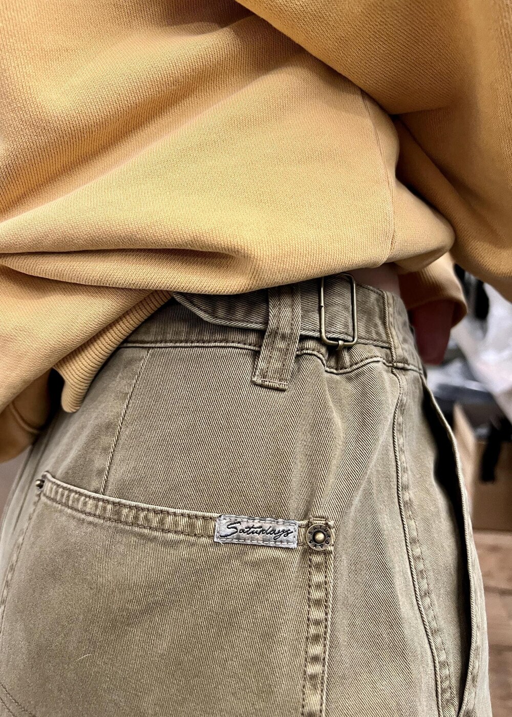 「スプリング、スウェット、ワークパンツ、イエロー、ブラウン、Saturdays NYC」｜「Saturdays NYCのPigment Dye Slash Sweat（スウェット、イエロー系）」を使った、rayさん（レディース・165cm）の冬コーディネートの3枚目の写真