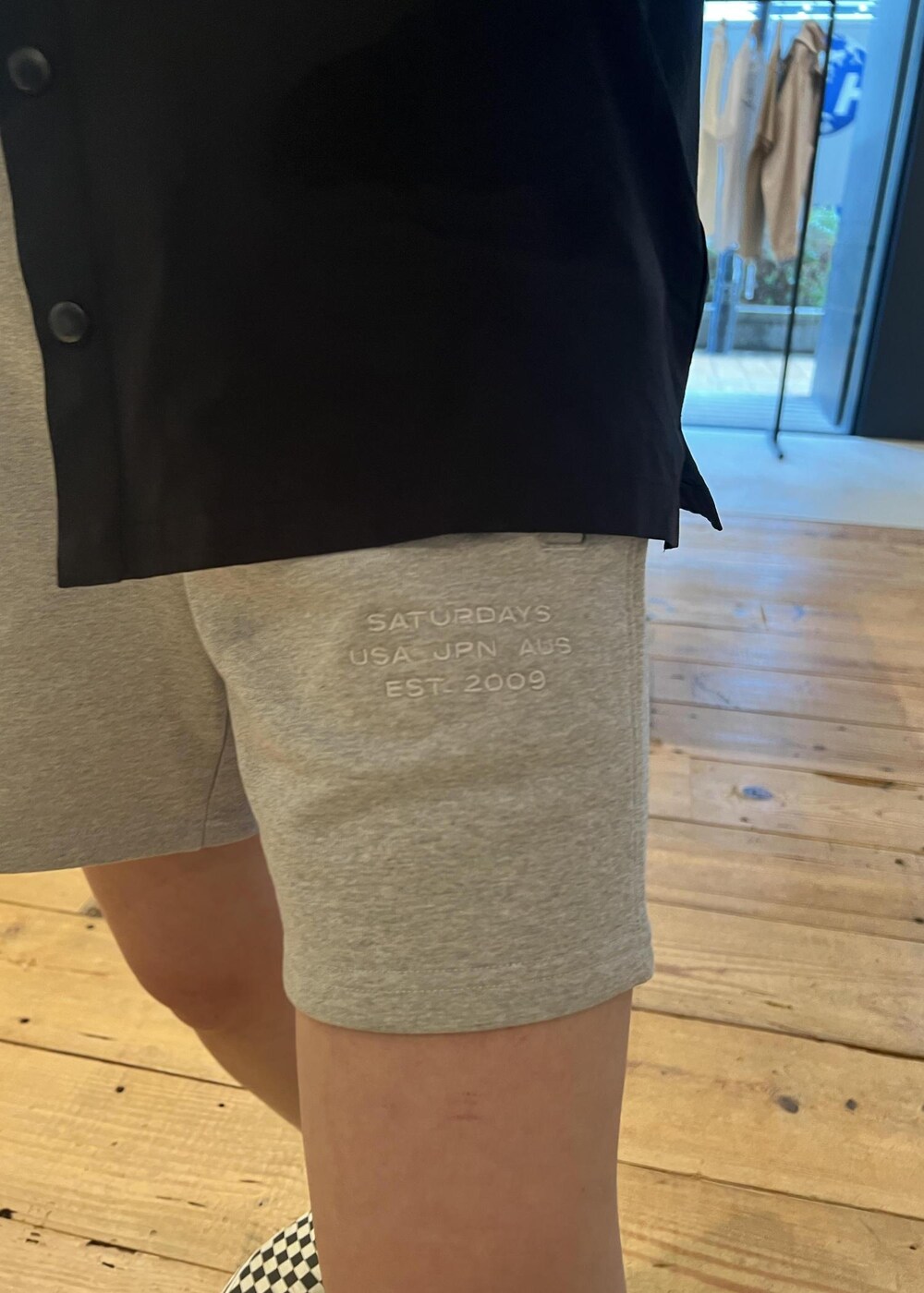 「春、シャツ、ショートパンツ、Saturdays NYC」｜「Saturdays NYCのMiller Standard Tote（トートバッグ、ホワイト系）」を使った、rayさん（レディース・164cm）の冬コーディネートの5枚目の写真