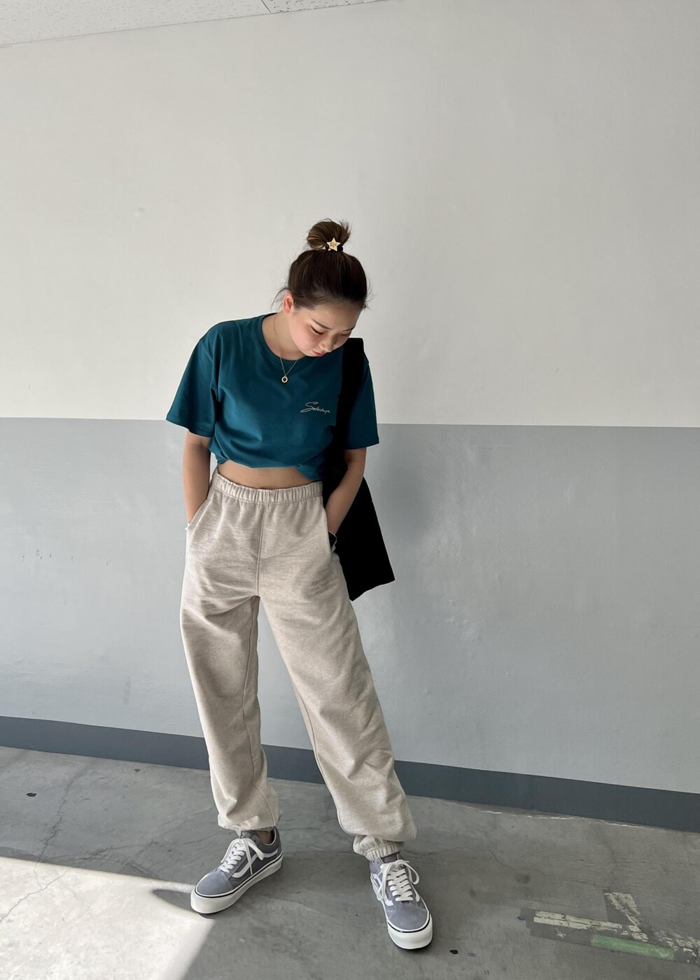 「夏、Summer、スウェット、ロゴ、ブルー、Tシャツ、半袖、グリーン、Saturdays NYC」｜「Saturdays NYCのMiller Standard Tote（トートバッグ、ブラック系）」を使った、rayさん（レディース・164cm）の夏コーディネートの2枚目の写真