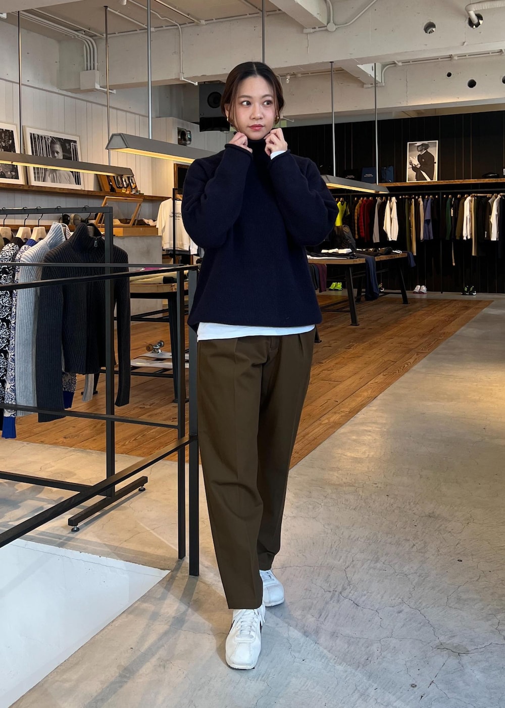 ホワイト系のTシャツ/カットソー、ブルー系のニット/セーター、グリーン系のその他パンツを着用したレディースの秋コーディネートの3枚目の写真