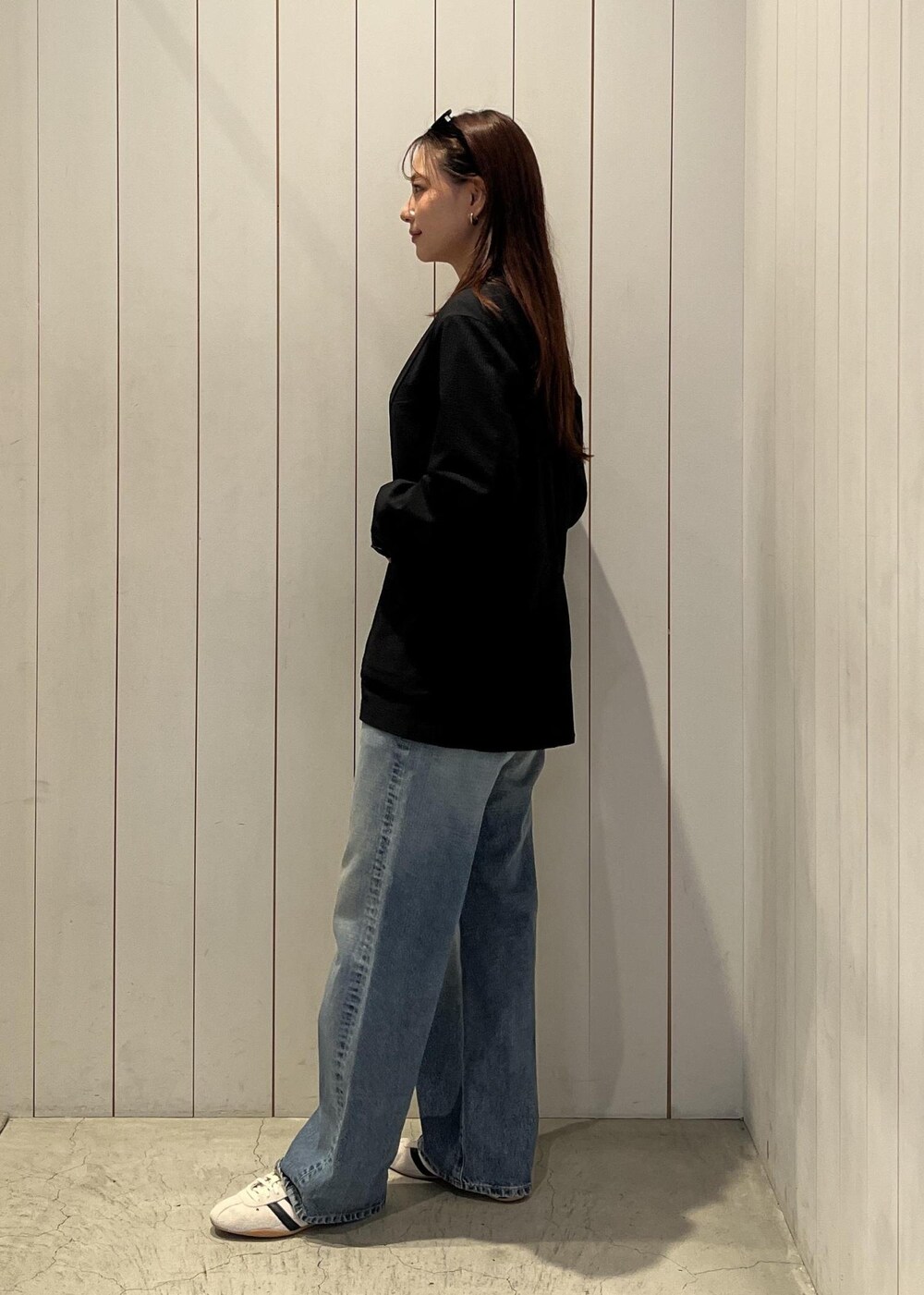 ブルー系のデニムパンツ、ホワイト系のTシャツ/カットソーを着用したレディースの春コーディネートの2枚目の写真
