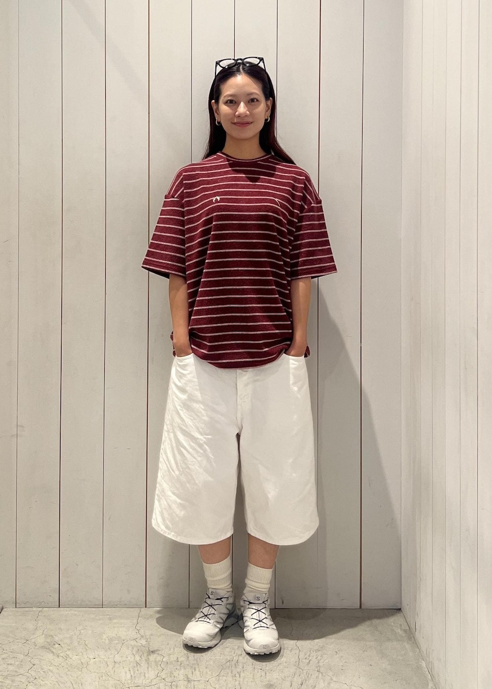 レッド系のTシャツ/カットソーを着用したレディースの夏コーディネートの3枚目の写真