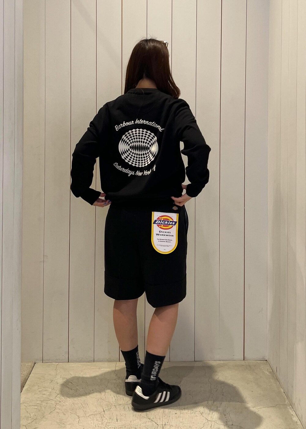 ブラック系のその他パンツ、ブラック系のソックス/靴下、ベージュ系のサングラスを着用したレディースの春コーディネートの5枚目の写真