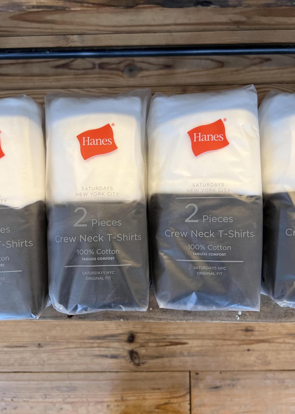 ブルー系のデニムパンツ、ホワイト系のTシャツ/カットソーを着用したレディースの春コーディネートの5枚目の写真