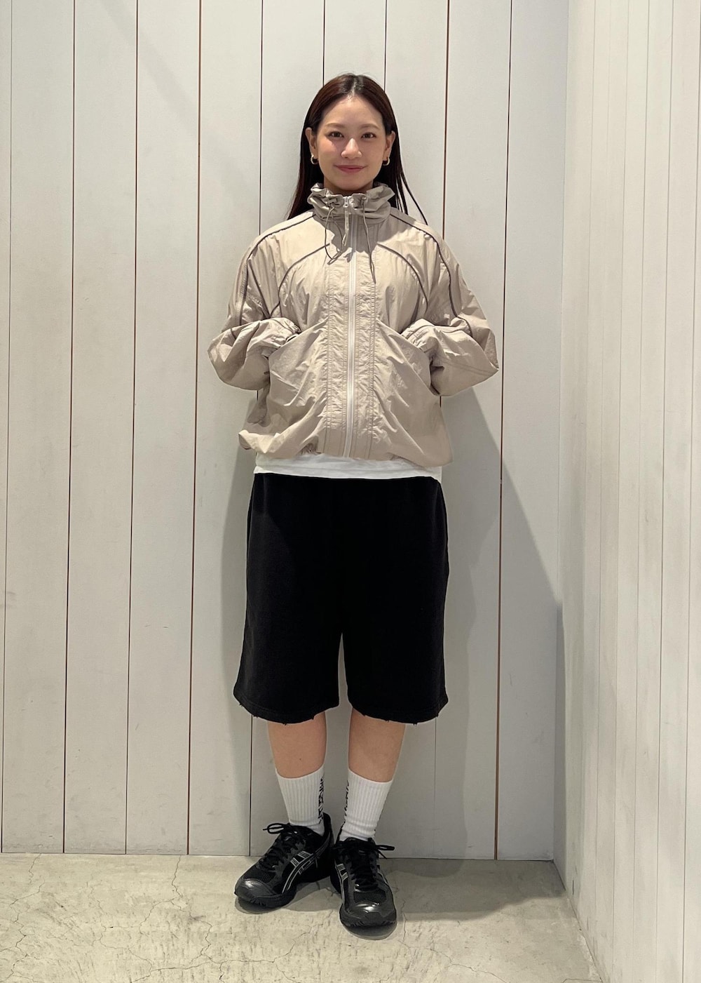 ブラック系のその他パンツ、ベージュ系のブルゾンを着用したレディースの春コーディネートの3枚目の写真