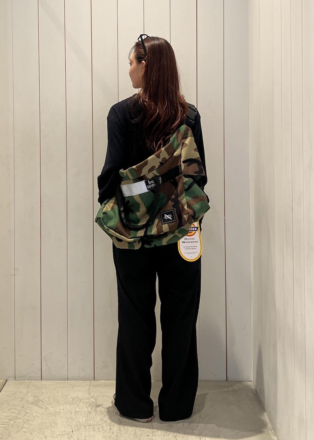 ブラック系のTシャツ/カットソー、ブラック系のスラックス、その他のボストンバッグを着用したレディースの秋コーディネートの2枚目の写真