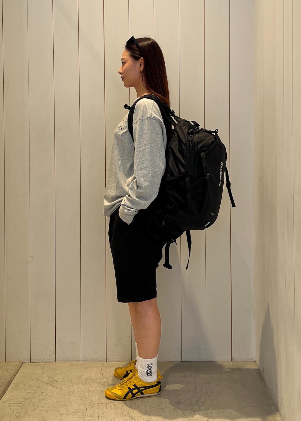 ブラック系のバックパック/リュック、グレー系のTシャツ/カットソー、ブラック系のその他パンツを着用したレディースの夏コーディネートの3枚目の写真