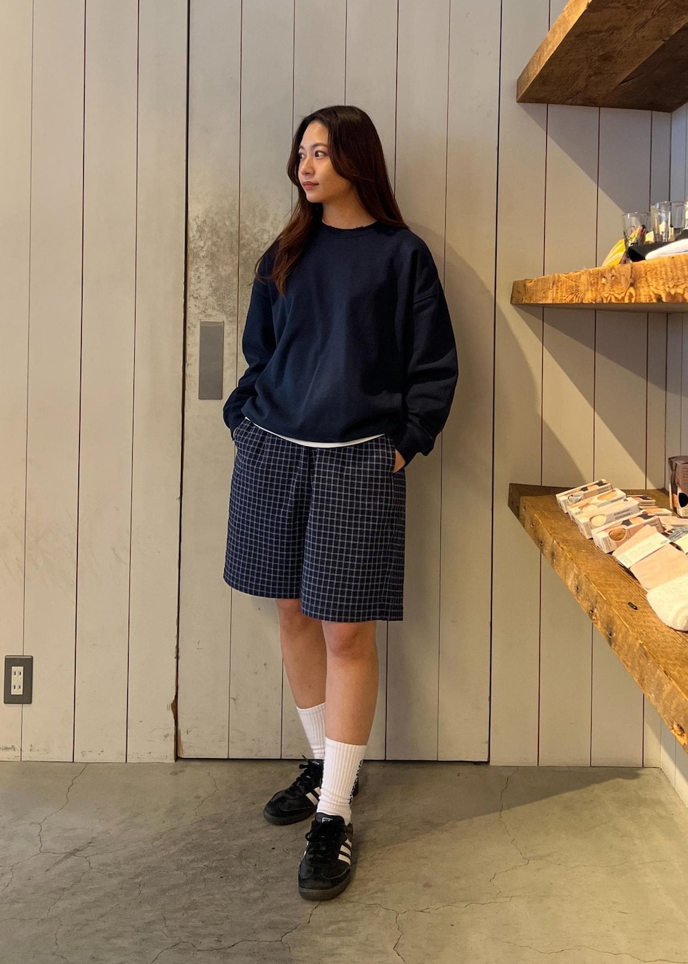「初春コーデ、春コーデ、初夏コーデ、アウトドアコーデ、フェスコーデ、ストリート、大人カジュアル、パンツスタイル、体型カバー、カジュアルコーデ、ヘルシーコーデ、メンズライク、シンプルコーデ、ベーシック、別注アイテム」｜「Saturdays NYCのBOWERY G-DYED SLASH SWEATSHIRT（Tシャツ/カットソー、ブルー系）」を使った、YUIさん（レディース・162cm）の春コーディネートの5枚目の写真