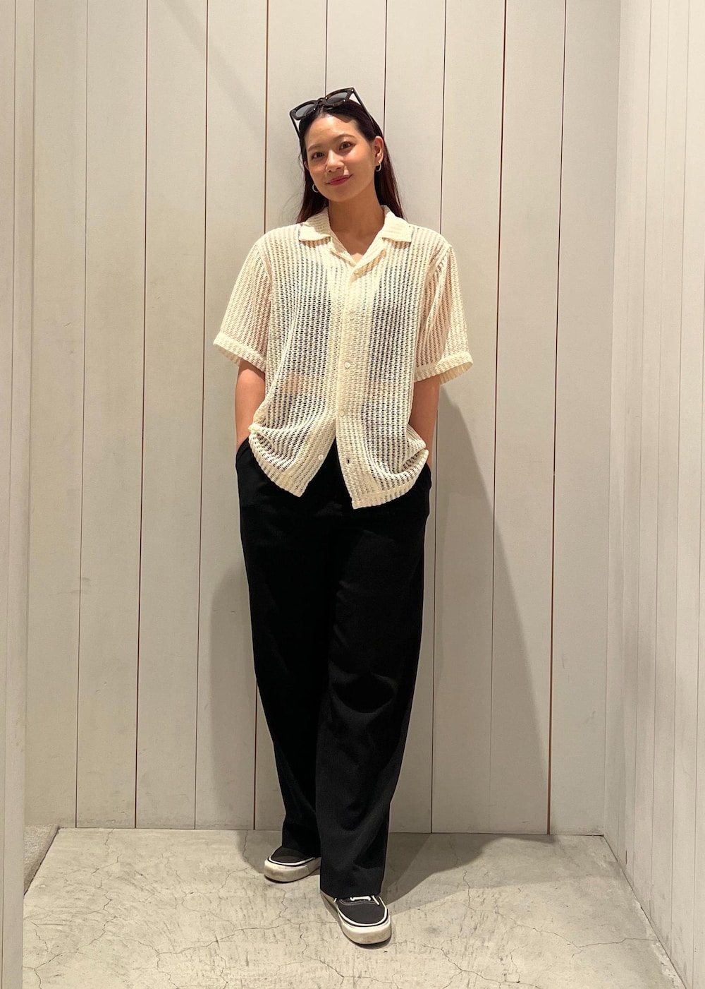 「春コーデ、初夏コーデ、夏コーデ、お出かけコーデ、旅行コーデ、大人カジュアル、パンツスタイル、体型カバー、モノトーンコーデ、カジュアルコーデ、ヘルシーコーデ、メンズライク、シンプルコーデ」｜「Saturdays NYCのAyame SNYC Toro（サングラス、その他）」を使った、YUIさん（レディース・162cm）の夏コーディネートの2枚目の写真