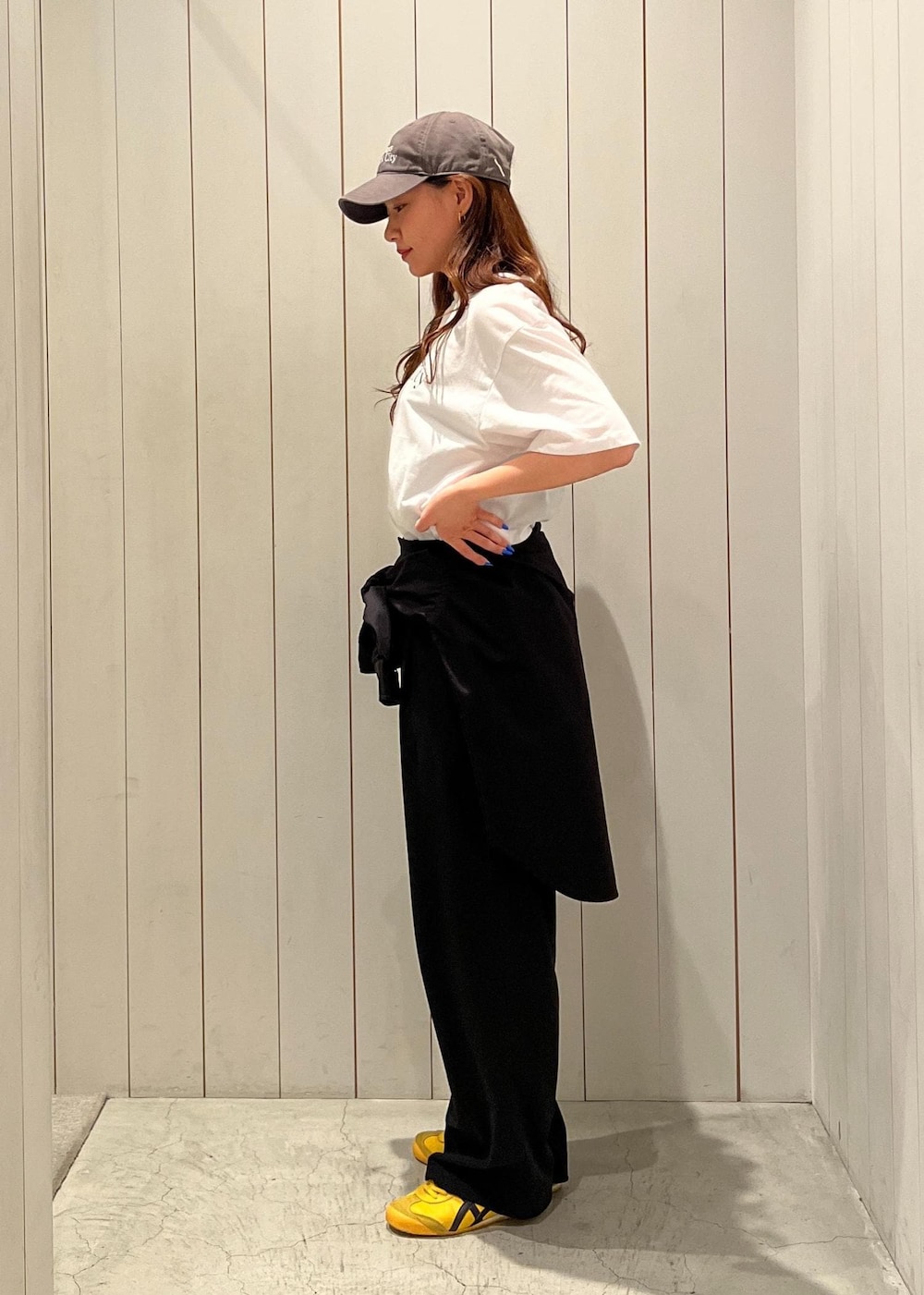 ホワイト系のTシャツ/カットソー、グレー系のシャツ/ブラウスを着用したレディースの春コーディネートの6枚目の写真