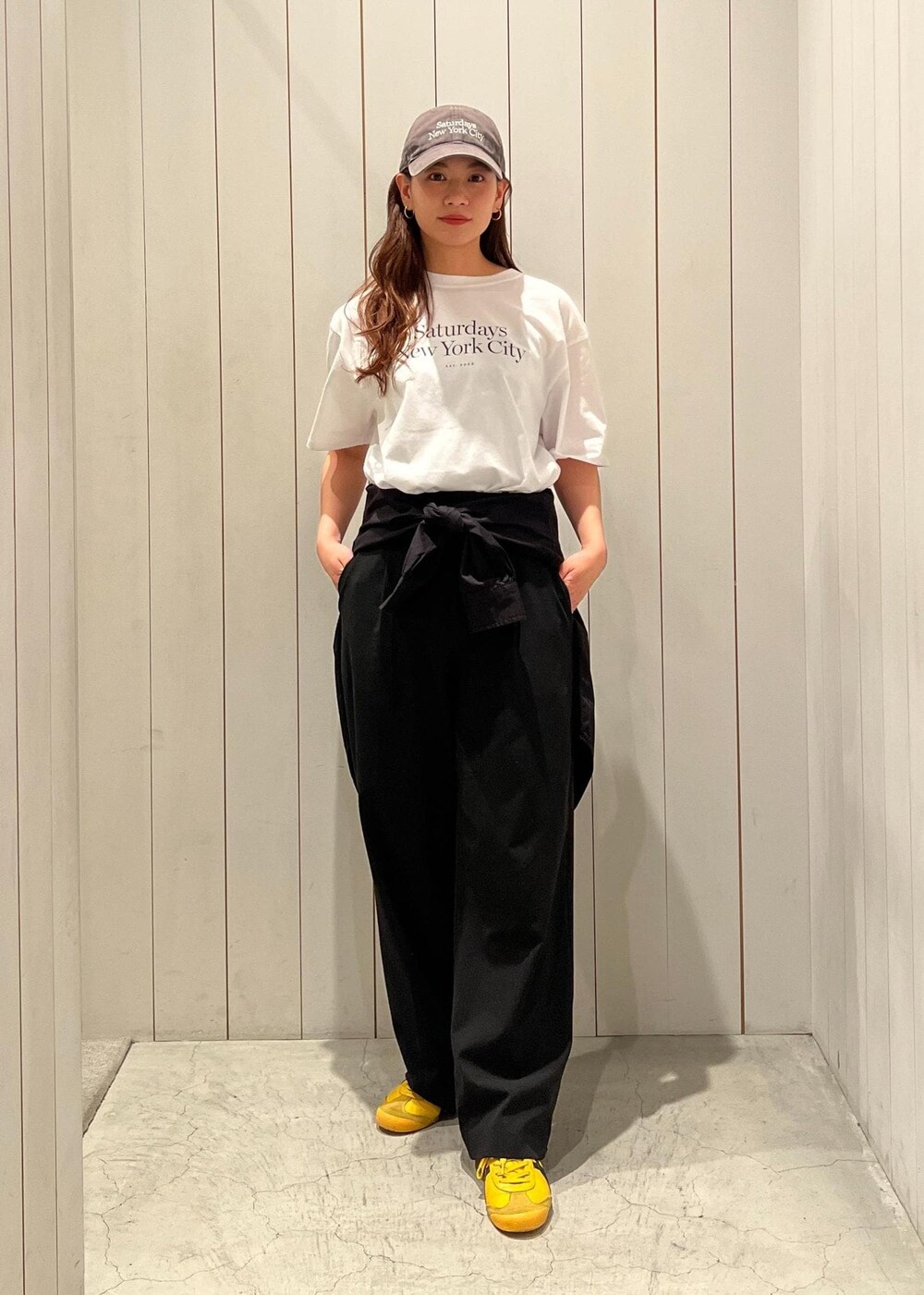 ホワイト系のTシャツ/カットソー、グレー系のシャツ/ブラウスを着用したレディースの春コーディネートの3枚目の写真