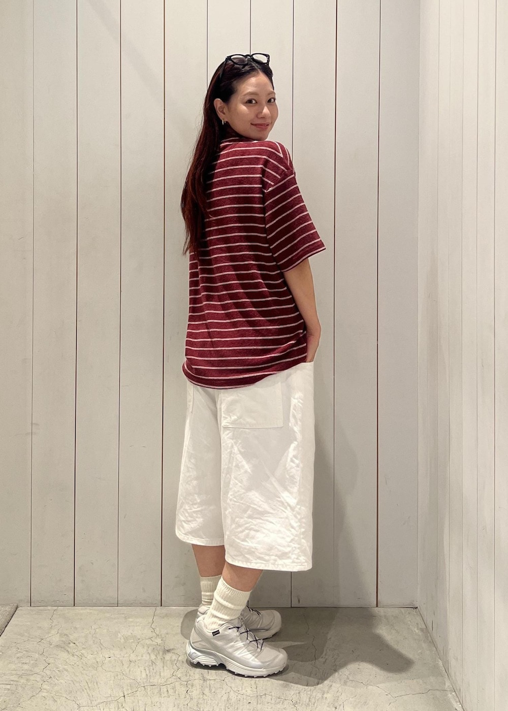レッド系のTシャツ/カットソーを着用したレディースの夏コーディネートの2枚目の写真