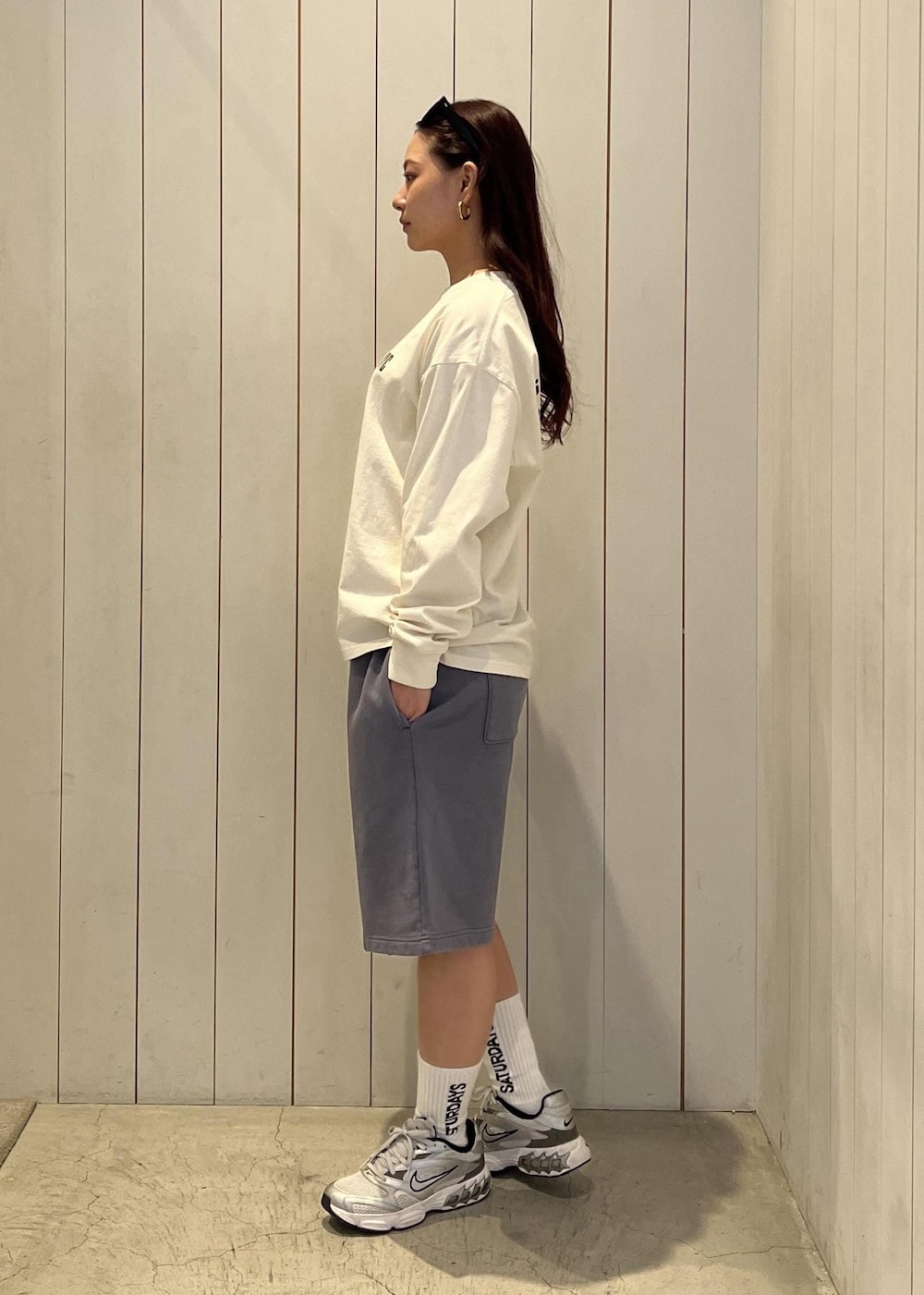 ホワイト系のTシャツ/カットソー、ブルー系のその他パンツを着用したレディースの春コーディネートの3枚目の写真