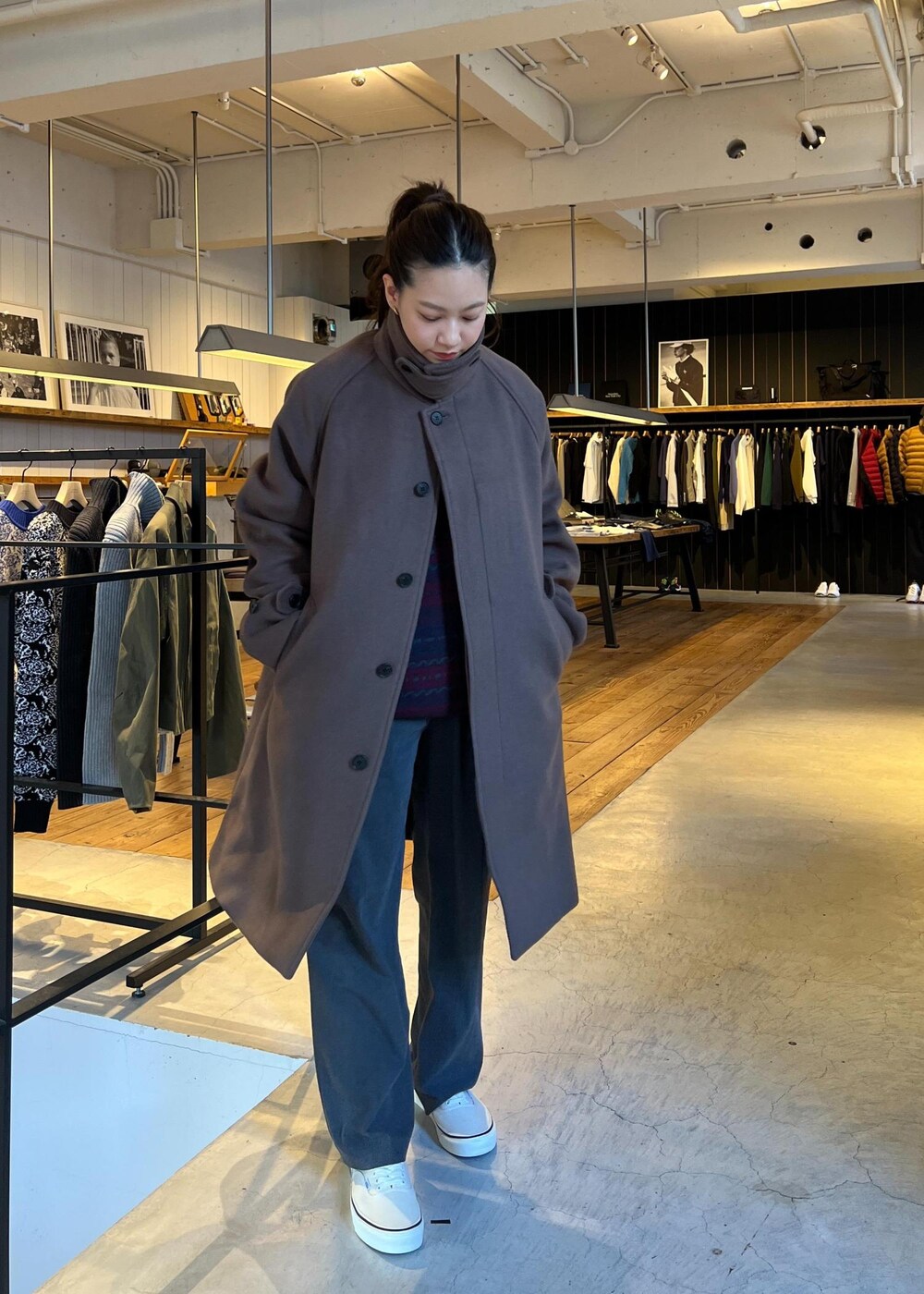 パープル系のニット/セーターを着用したレディースの冬コーディネートの2枚目の写真