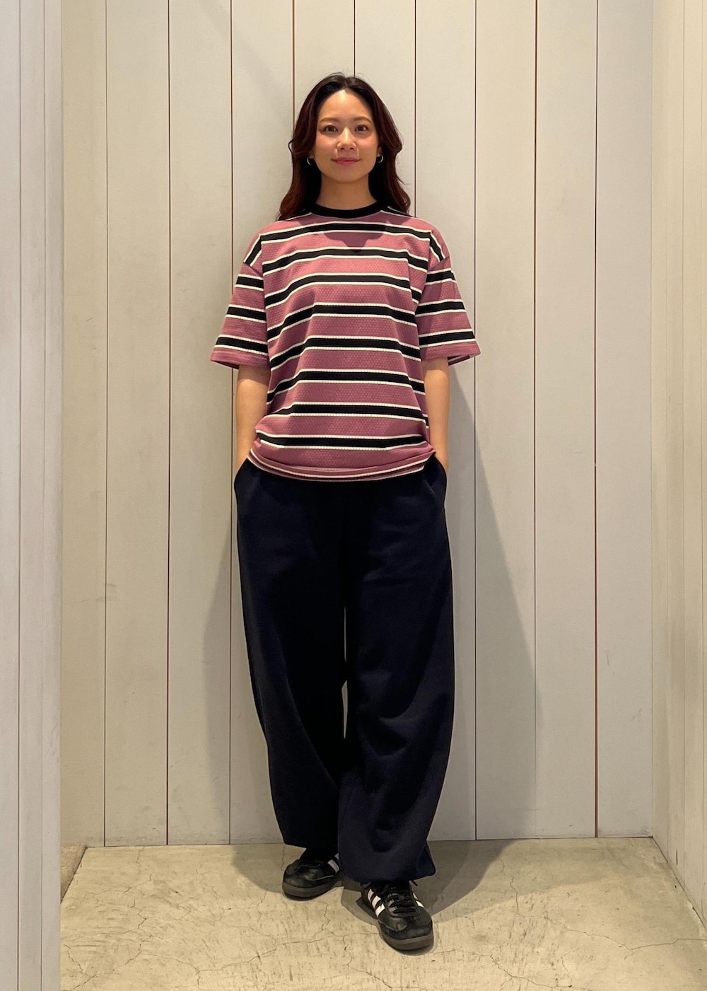 「初春コーデ、春コーデ、初夏コーデ、夏コーデ、アウトドアコーデ、大人カジュアル、セットアップ、パンツスタイル、体型カバー、カジュアルコーデ、ヘルシーコーデ、メンズライク、シンプルコーデ」｜「Saturdays NYCのMesh Border Stripe SS Tee（Tシャツ/カットソー、パープル系）」を使った、YUIさん（レディース・162cm）の夏コーディネートの2枚目の写真