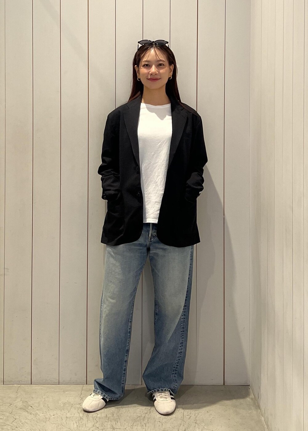 ブルー系のデニムパンツ、ホワイト系のTシャツ/カットソーを着用したレディースの春コーディネートの3枚目の写真