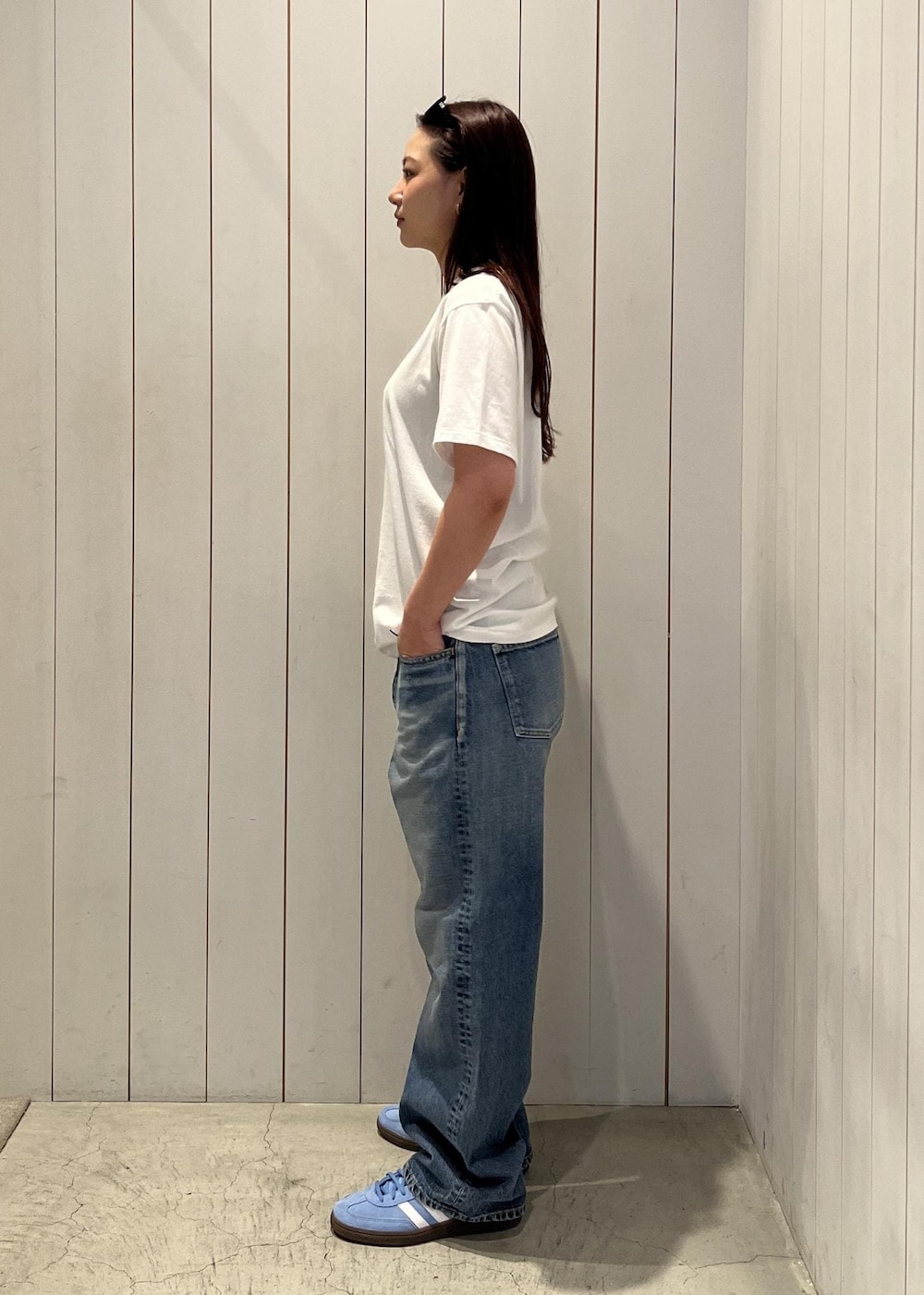 ブルー系のデニムパンツ、ホワイト系のTシャツ/カットソーを着用したレディースの春コーディネートの2枚目の写真