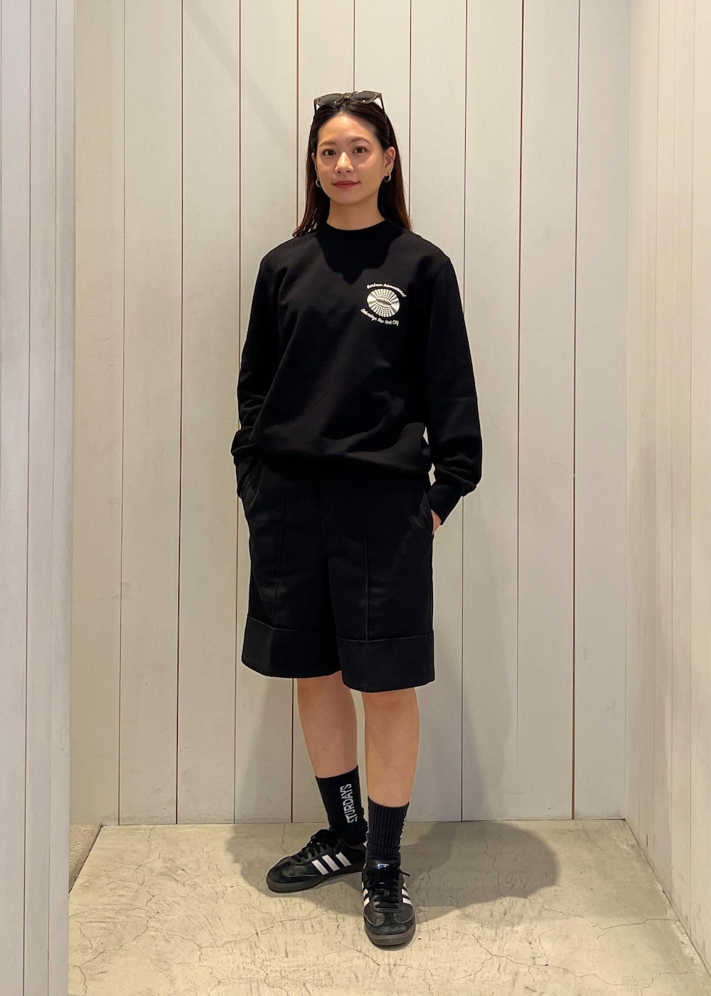 ブラック系のその他パンツ、ブラック系のソックス/靴下、ベージュ系のサングラスを着用したレディースの春コーディネートの3枚目の写真