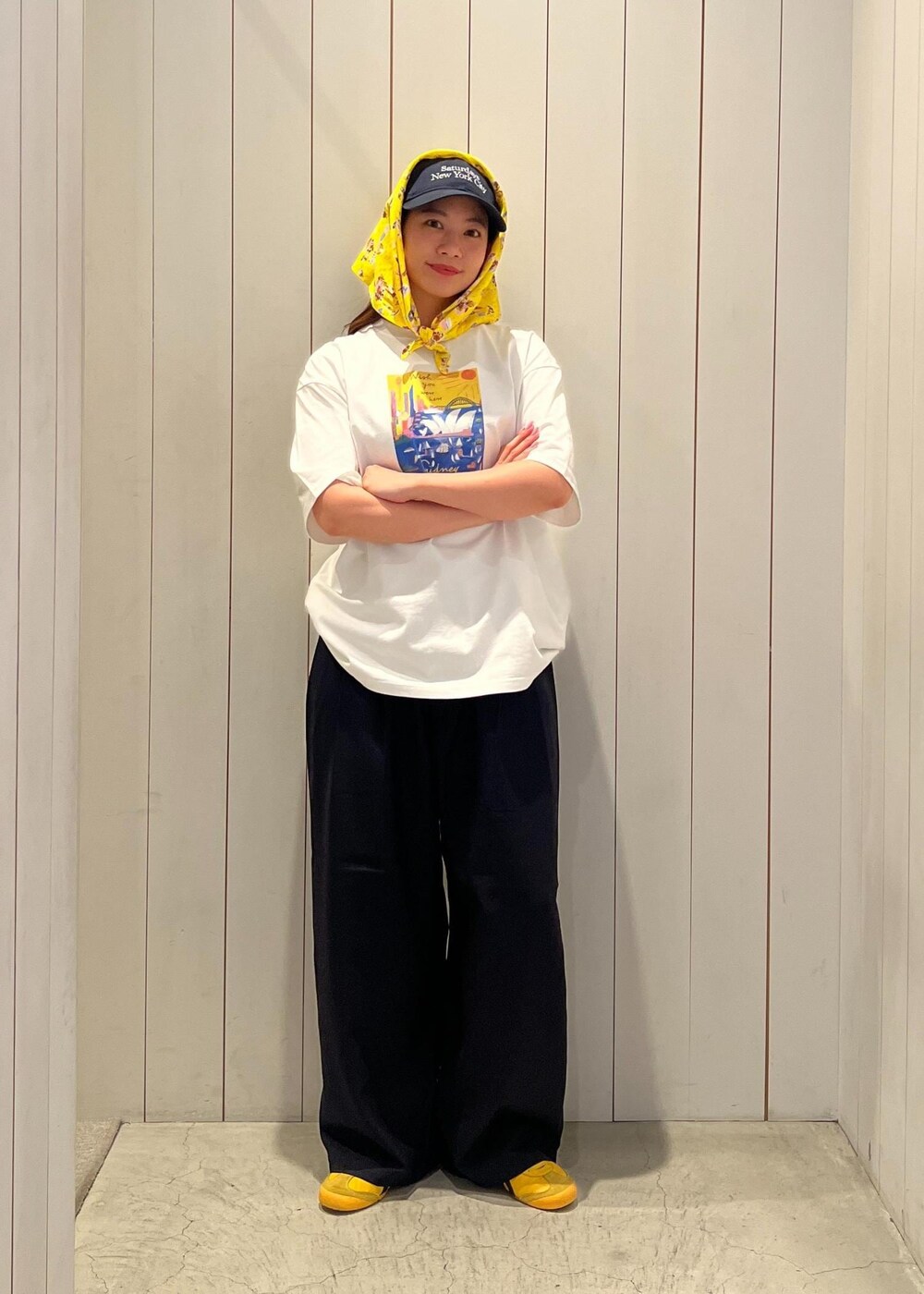 「初春コーデ、春コーデ、初夏コーデ、夏コーデ、アウトドアコーデ、フェスコーデ、大人カジュアル、パンツスタイル、体型カバー、カジュアルコーデ、ヘルシーコーデ、メンズライク、シンプルコーデ」｜「Saturdays NYCのKen Done Scarf（バンダナ/スカーフ、イエロー系）」を使った、YUIさん（レディース・162cm）の春コーディネートの2枚目の写真