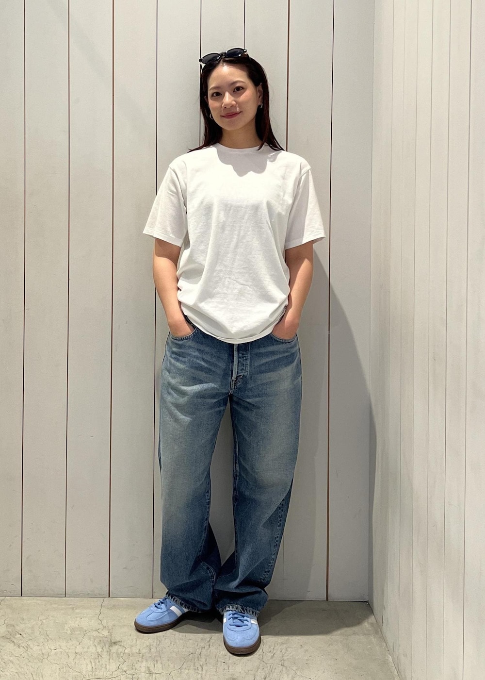 ブルー系のデニムパンツ、ホワイト系のTシャツ/カットソーを着用したレディースの春コーディネートの3枚目の写真