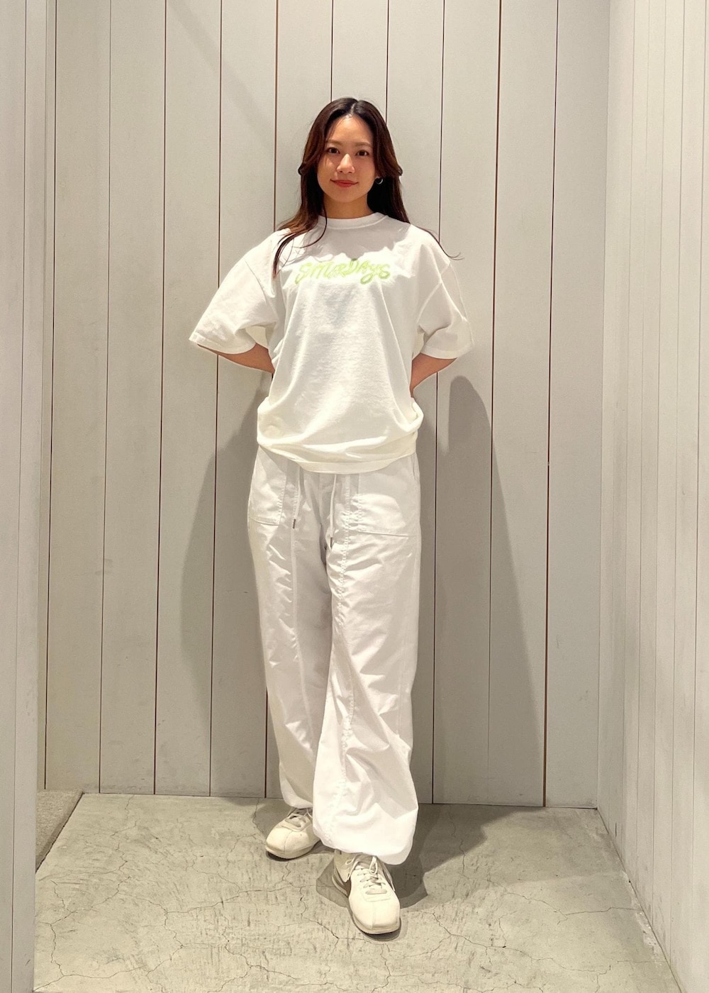 「初春コーデ、春コーデ、初夏コーデ、夏コーデ、アウトドアコーデ、フェスコーデ、大人カジュアル、パンツスタイル、体型カバー、ワントーンコーデ、カジュアルコーデ、ヘルシーコーデ、メンズライク、シンプルコーデ」｜「Saturdays NYCのNeon Saturdays SS Tee（Tシャツ/カットソー、ホワイト系）」を使った、YUIさん（レディース・162cm）の春コーディネートの5枚目の写真