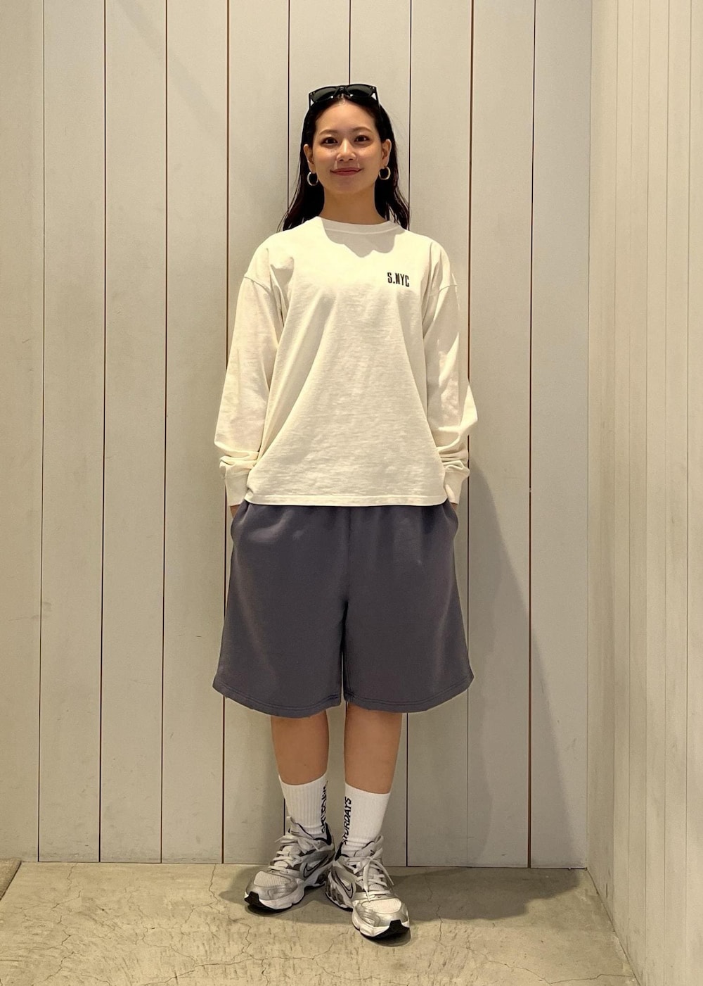 ホワイト系のTシャツ/カットソー、ブルー系のその他パンツを着用したレディースの春コーディネートの2枚目の写真