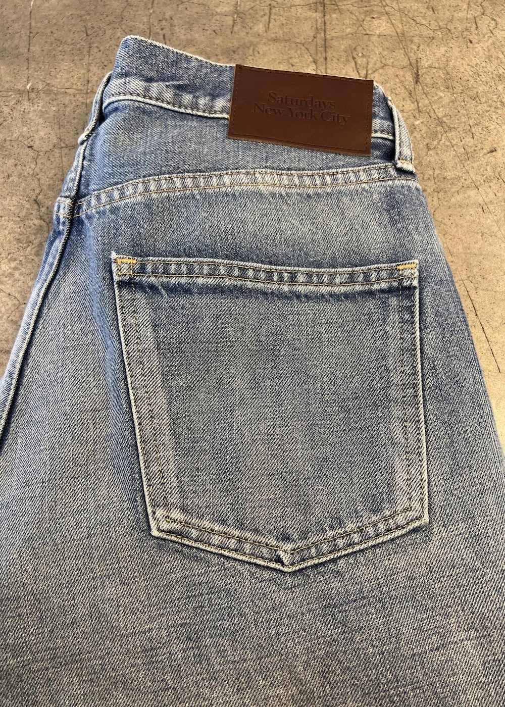 ブルー系のデニムパンツ、ホワイト系のTシャツ/カットソーを着用したレディースの春コーディネートの6枚目の写真