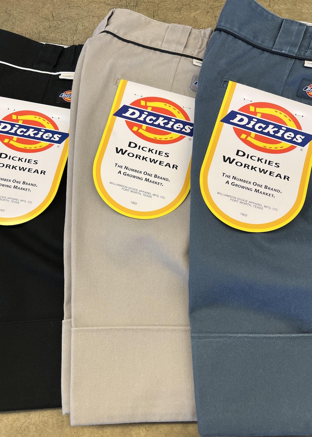 ブラック系のその他パンツ、ブラック系のソックス/靴下、ベージュ系のサングラスを着用したレディースの春コーディネートの6枚目の写真