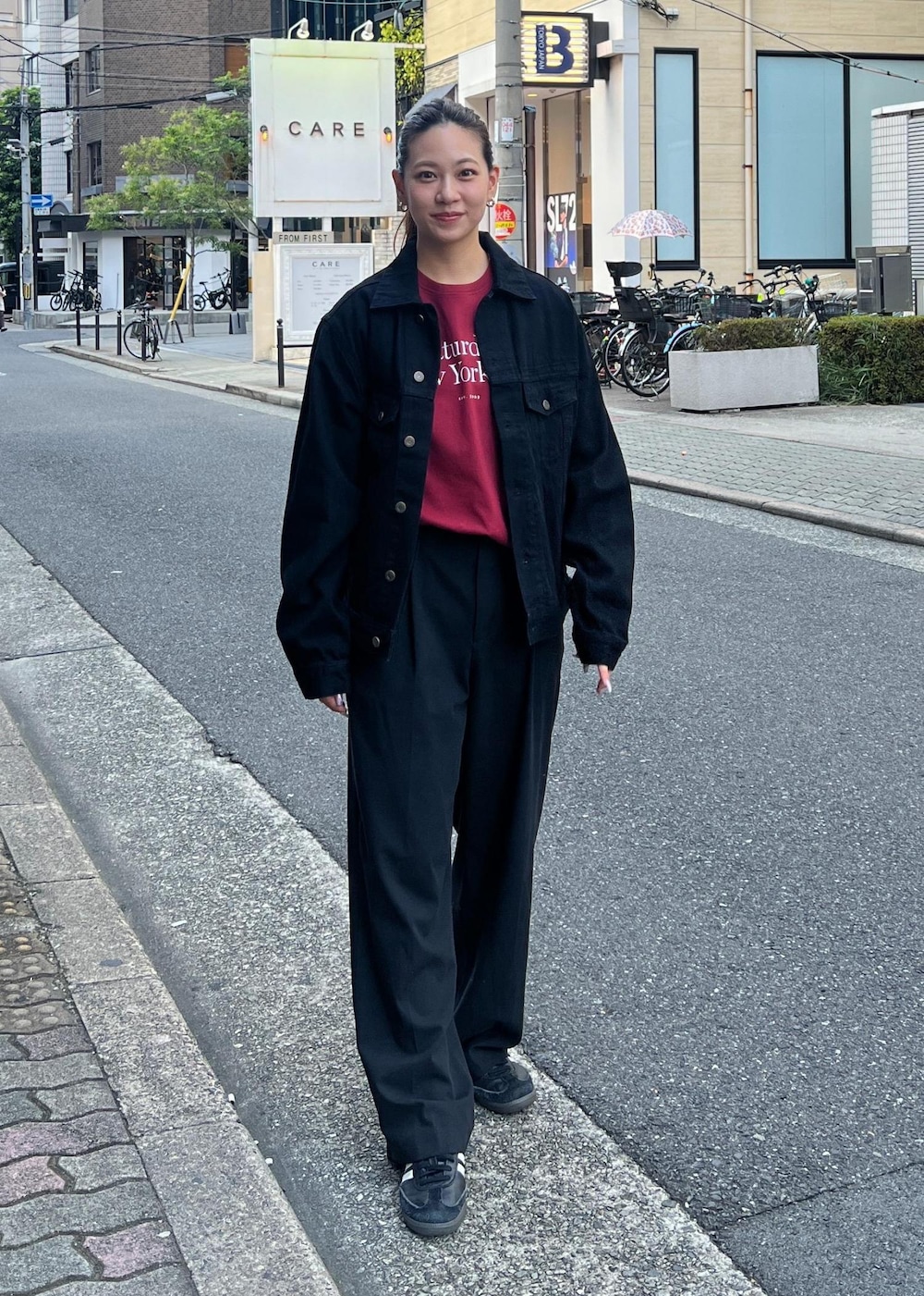 「初秋コーデ、秋コーデ、大人カジュアル、カジュアルコーデ、ヘルシーコーデ、メンズライク」｜「Saturdays NYCのMiller Standard SS TEE（Tシャツ/カットソー、レッド系）」を使った、YUIさん（レディース・162cm）の夏コーディネートの4枚目の写真