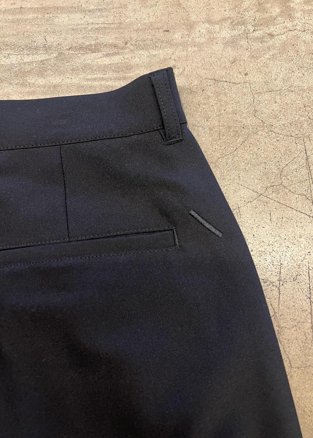 ブラック系のバックパック/リュック、グレー系のTシャツ/カットソー、ブラック系のその他パンツを着用したレディースの夏コーディネートの5枚目の写真