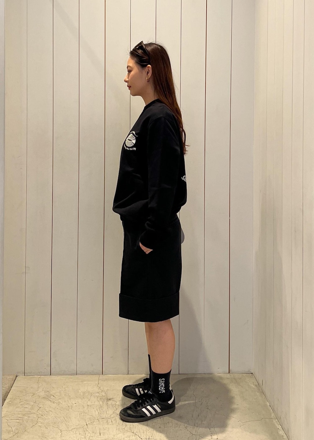 ブラック系のその他パンツ、ブラック系のソックス/靴下、ベージュ系のサングラスを着用したレディースの春コーディネートの4枚目の写真