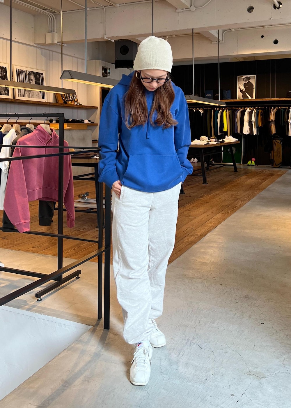 グレー系のスウェットパンツ、ブルー系のパーカーを着用したレディースの秋コーディネートの3枚目の写真