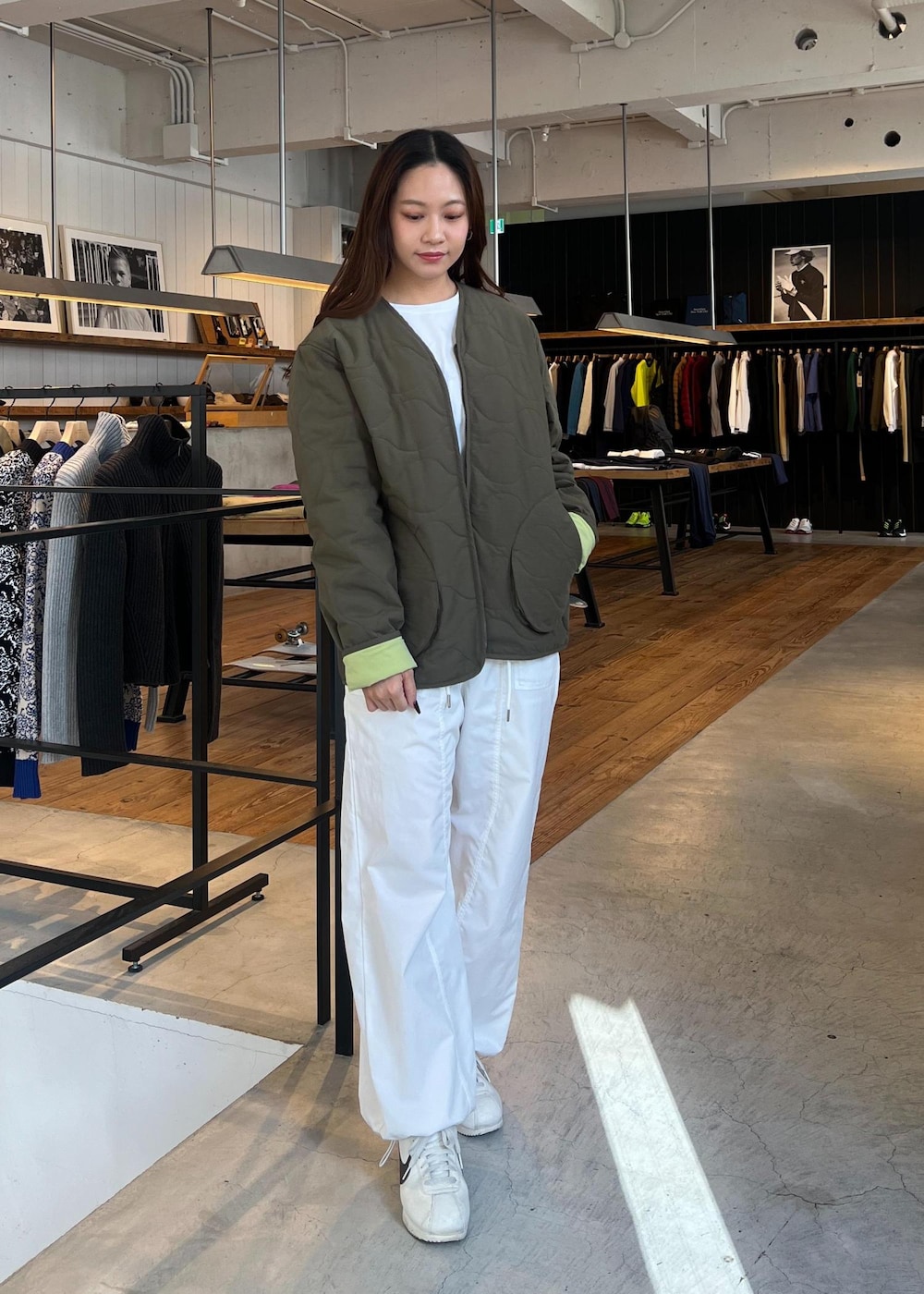 ホワイト系のTシャツ/カットソーを着用したレディースの秋コーディネートの3枚目の写真